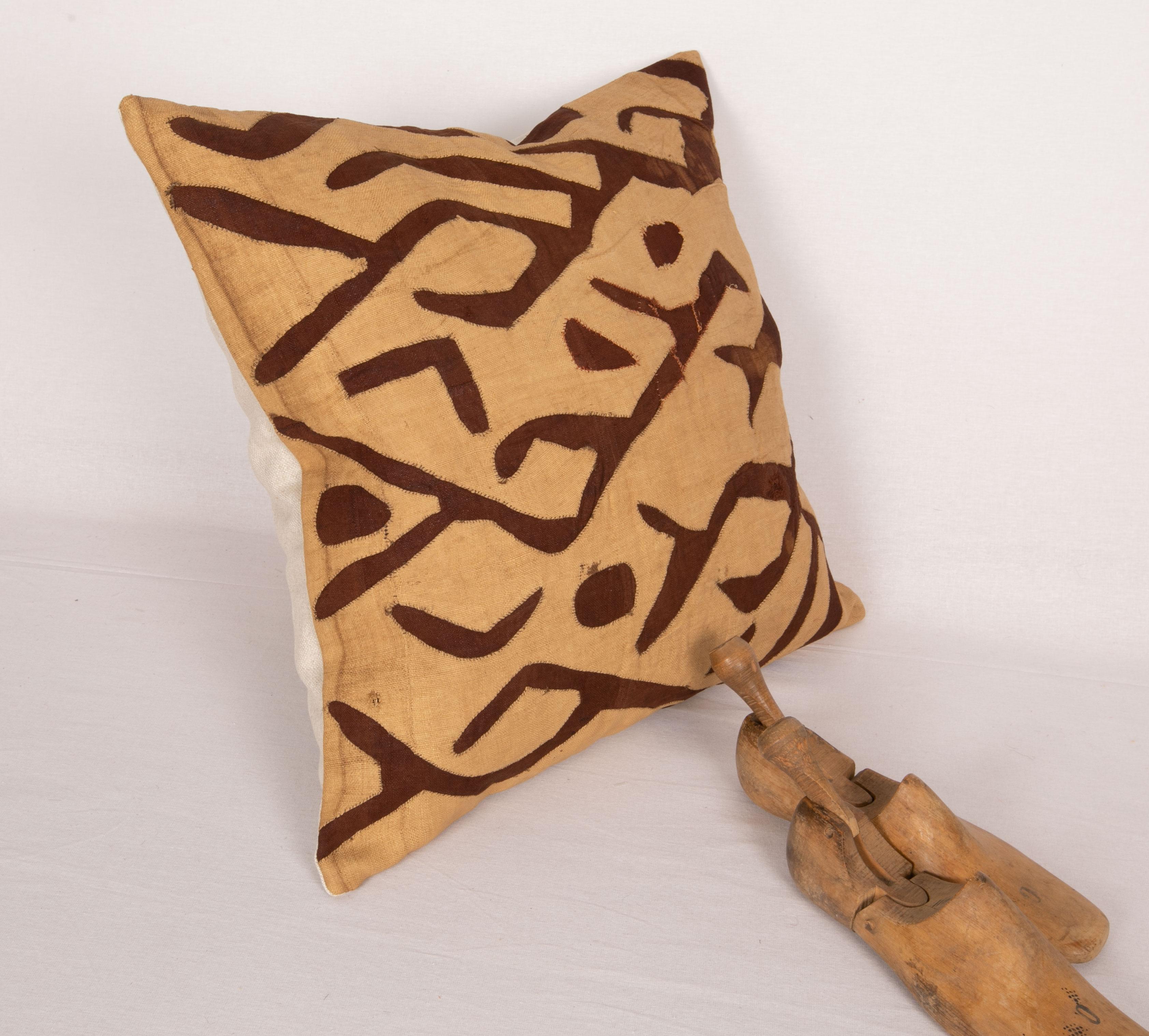 African Kuba Cloth Raffia Pillow Case In Good Condition In Istanbul, TR