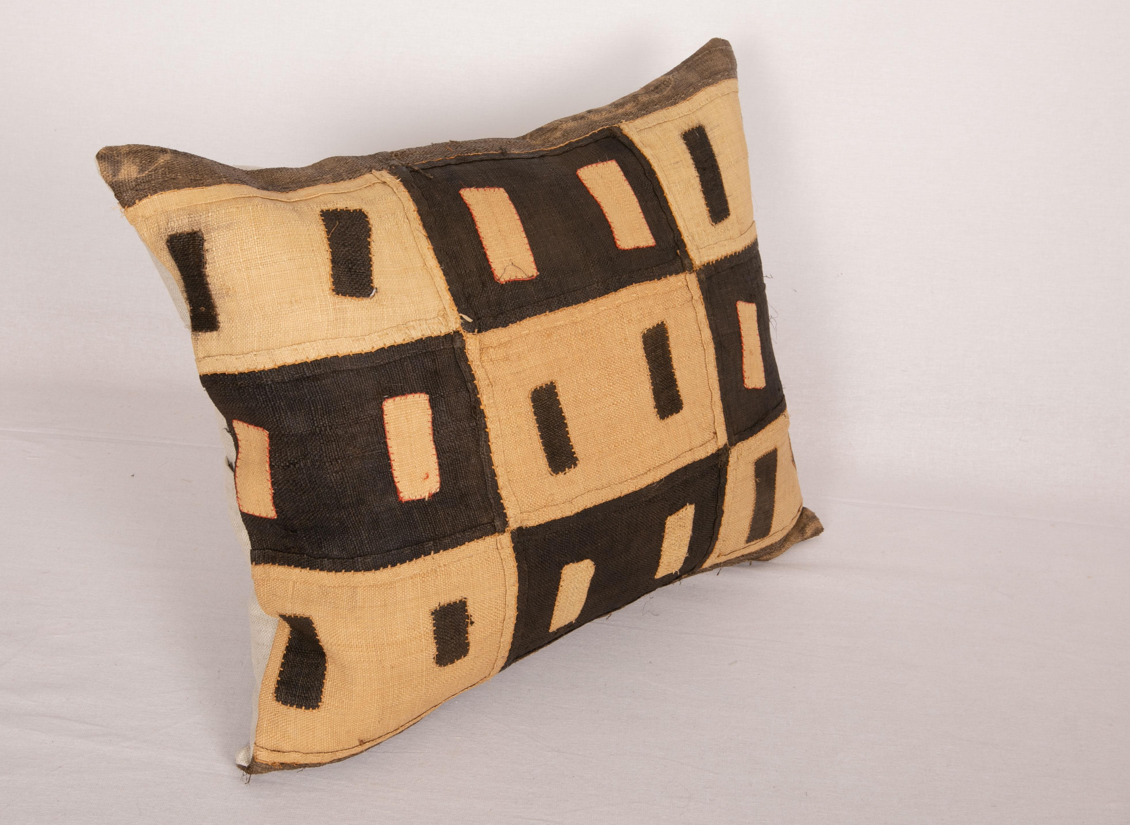 African Kuba Cloth Raffia Pillow Case In Good Condition In Istanbul, TR
