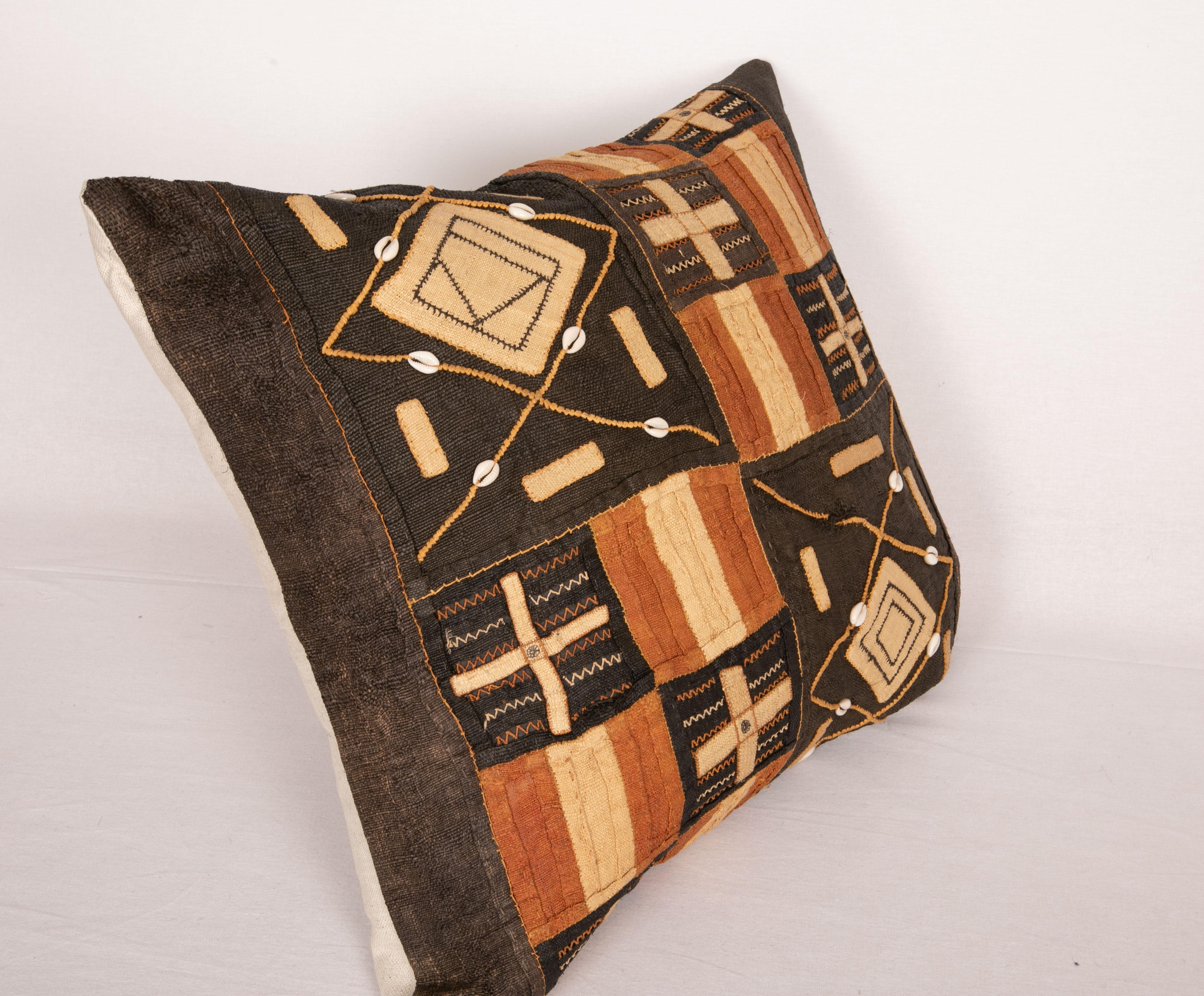 20ième siècle Étui à coussins africain en tissu de raphia Kuba en vente