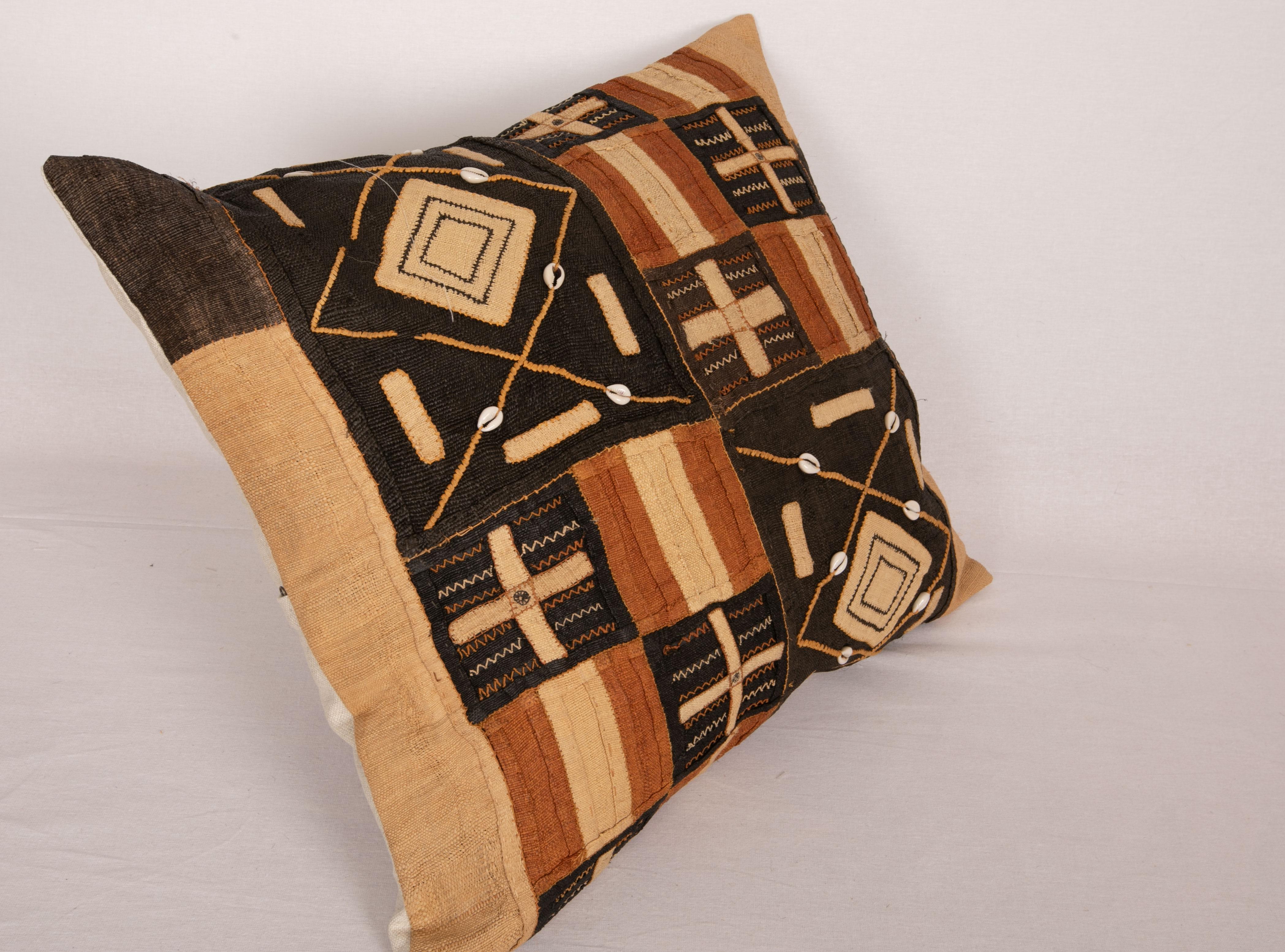 Afrikanische Kuba-Kissenetui aus Raffia-Stoff (20. Jahrhundert) im Angebot