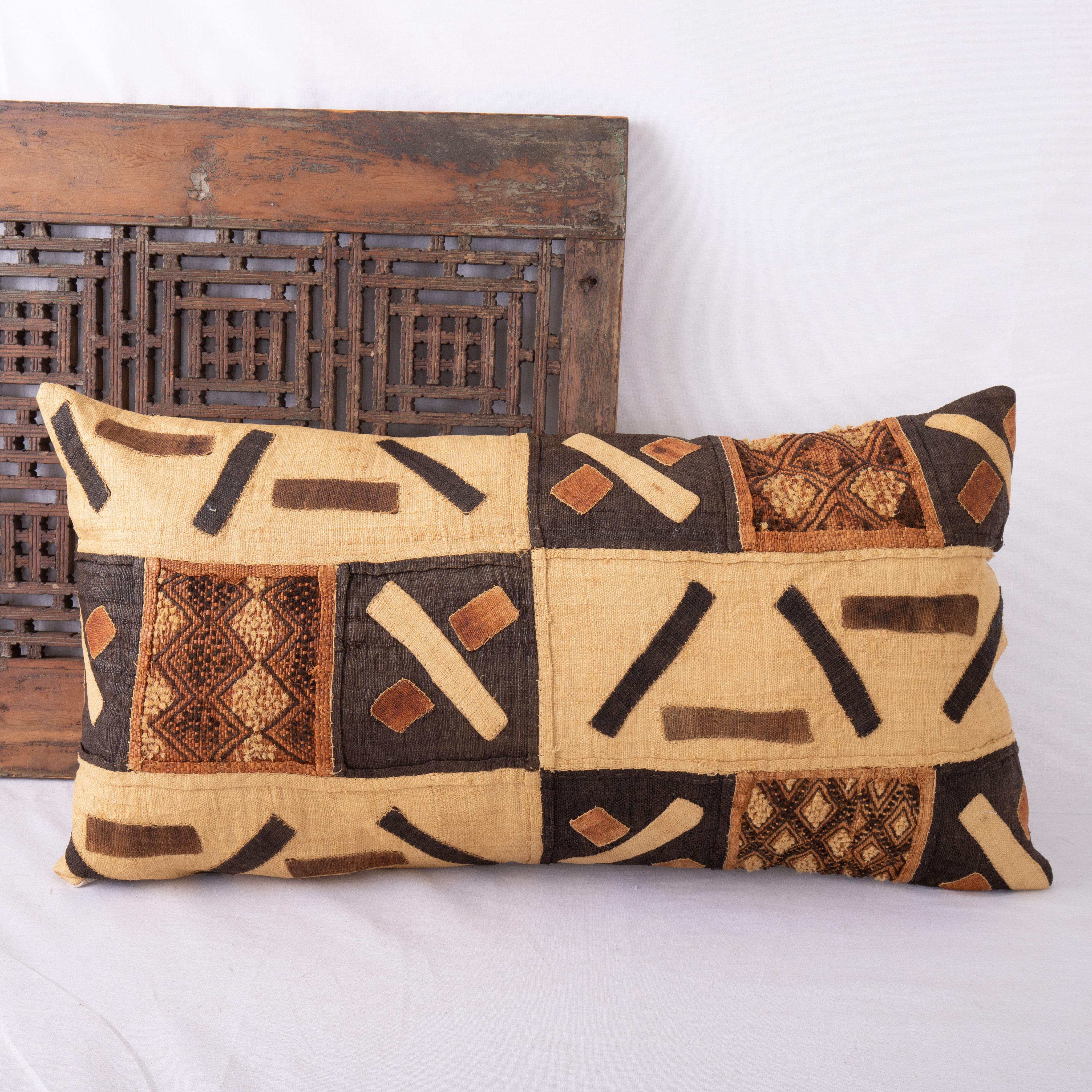 African Kuba Cloth Raffia Pillow Case In Good Condition For Sale In Istanbul, TR