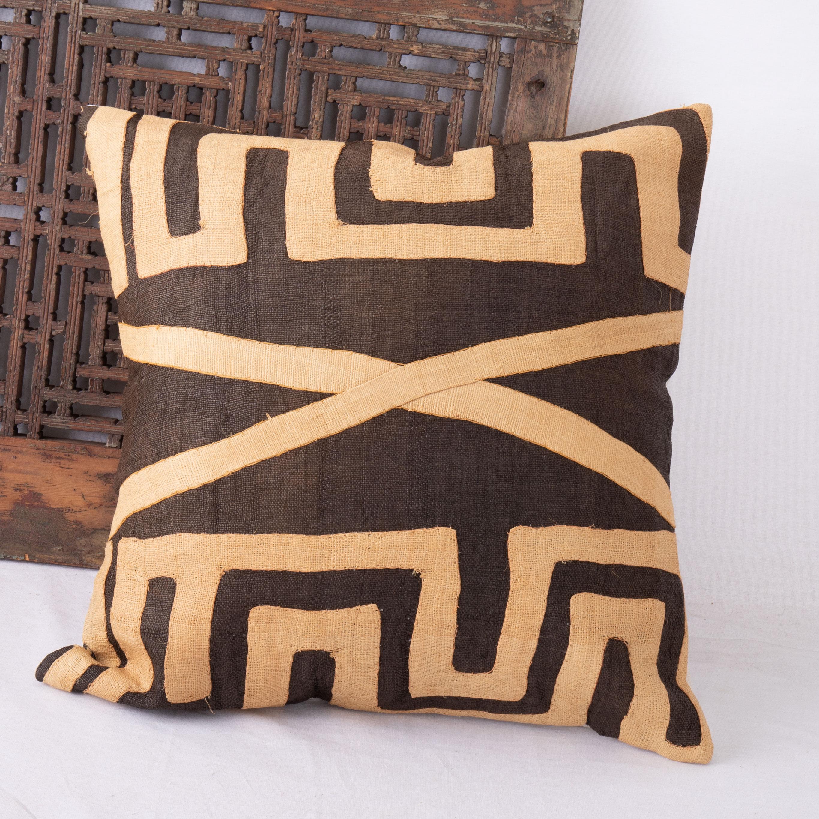 Fine XX secolo Custodia per cuscino in rafia africana Kuba Cloth in vendita