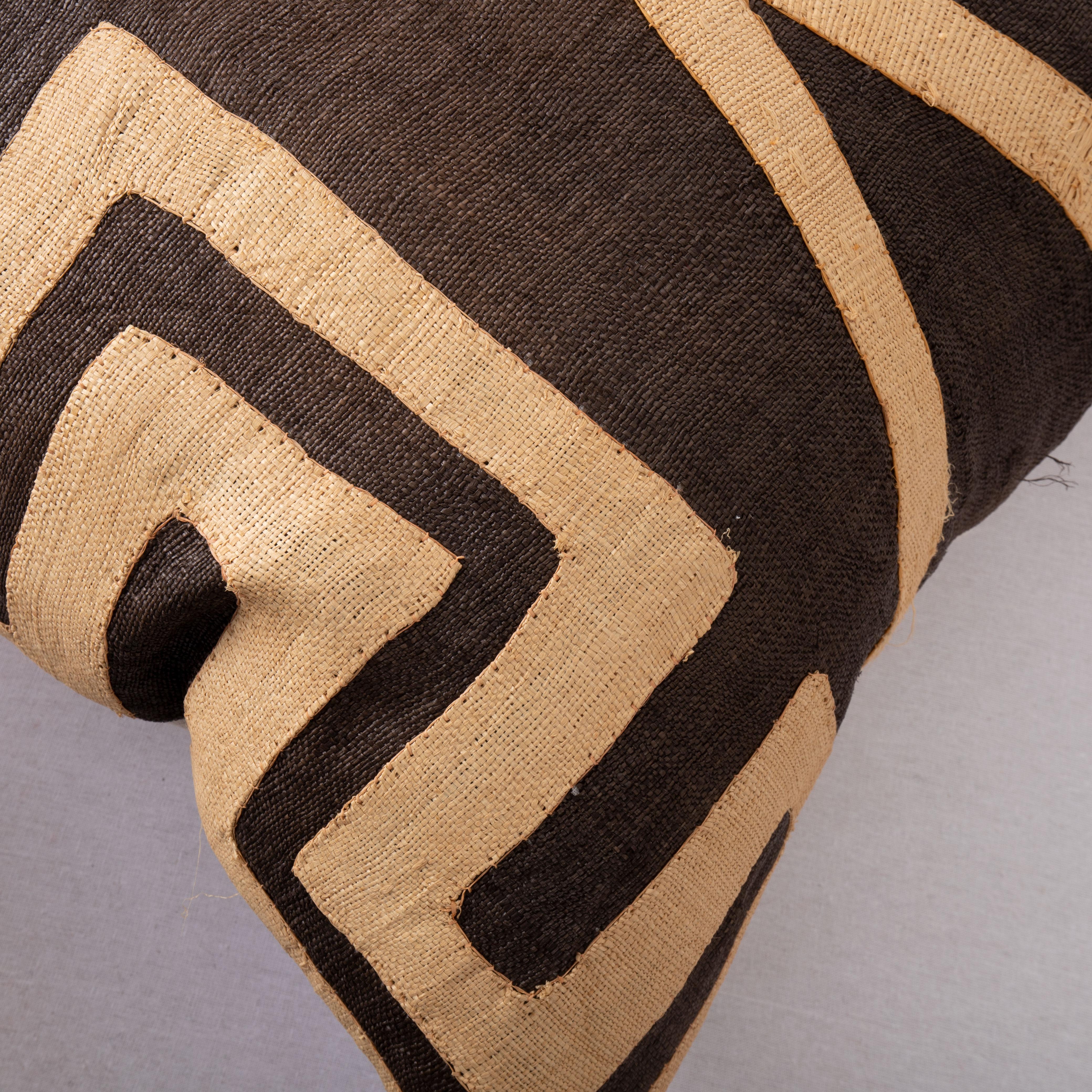 Fine XX secolo Custodia per cuscino in rafia africana Kuba Cloth in vendita