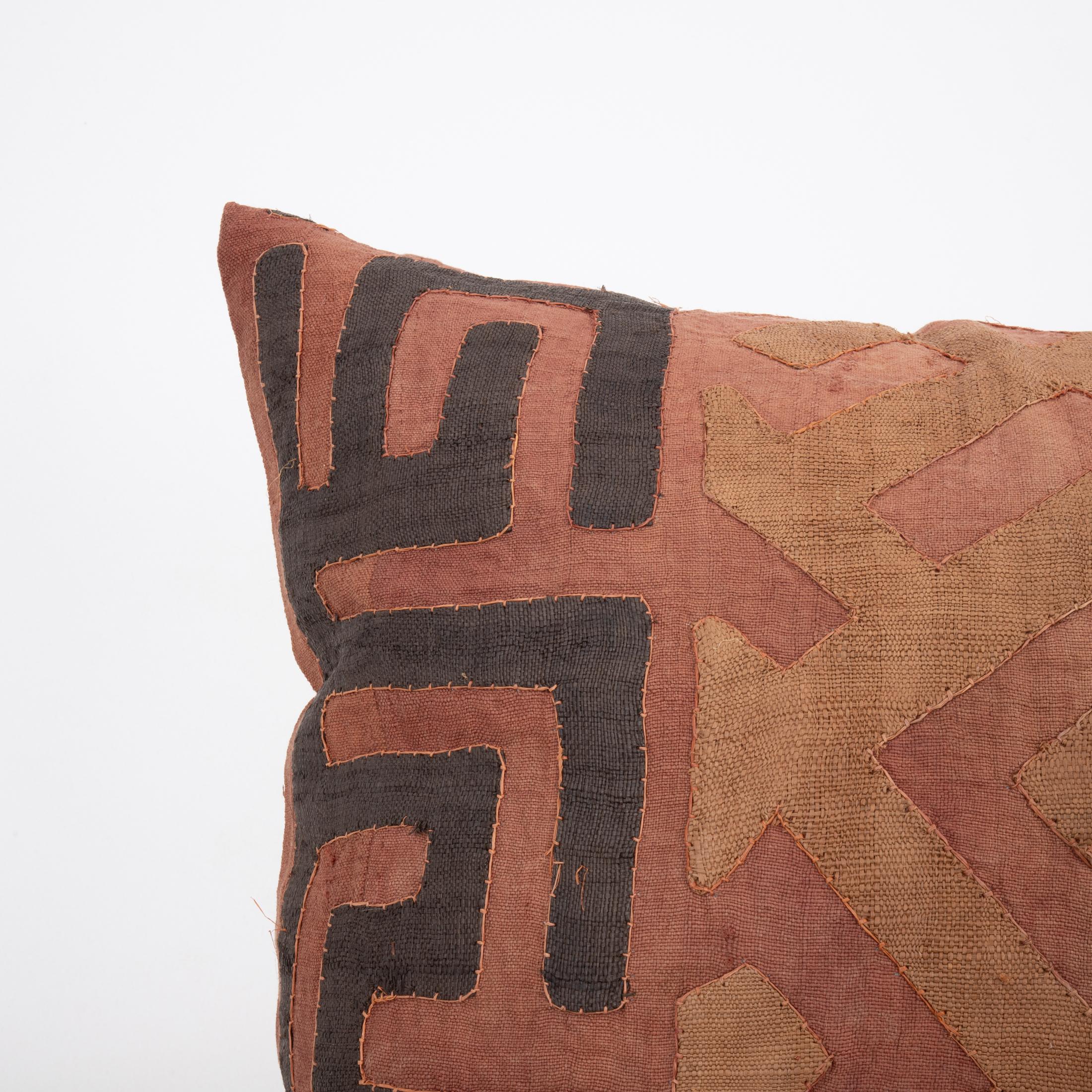 Tribale Cuscino in rafia con tessuto Kuba africano Cove in vendita