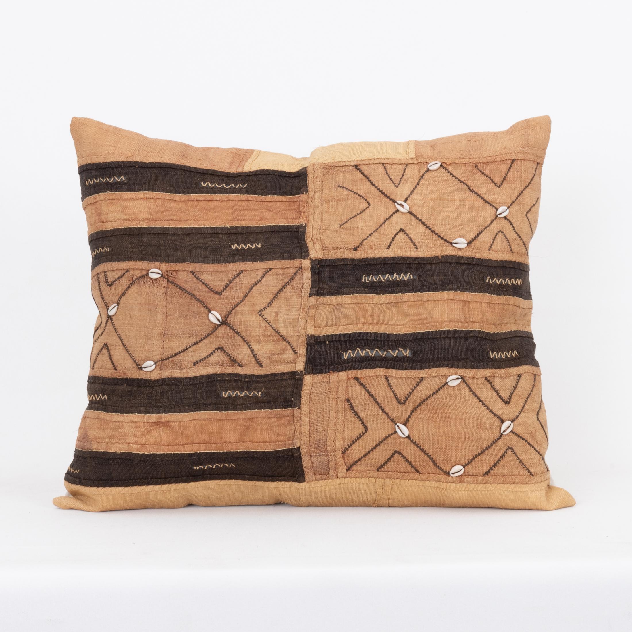 African Kuba Cloth Raffia Pillow Cover
It does not come with an insert.
Linen in the back. 
Zipper closure. 
Dry cleaning is recomended.
 
