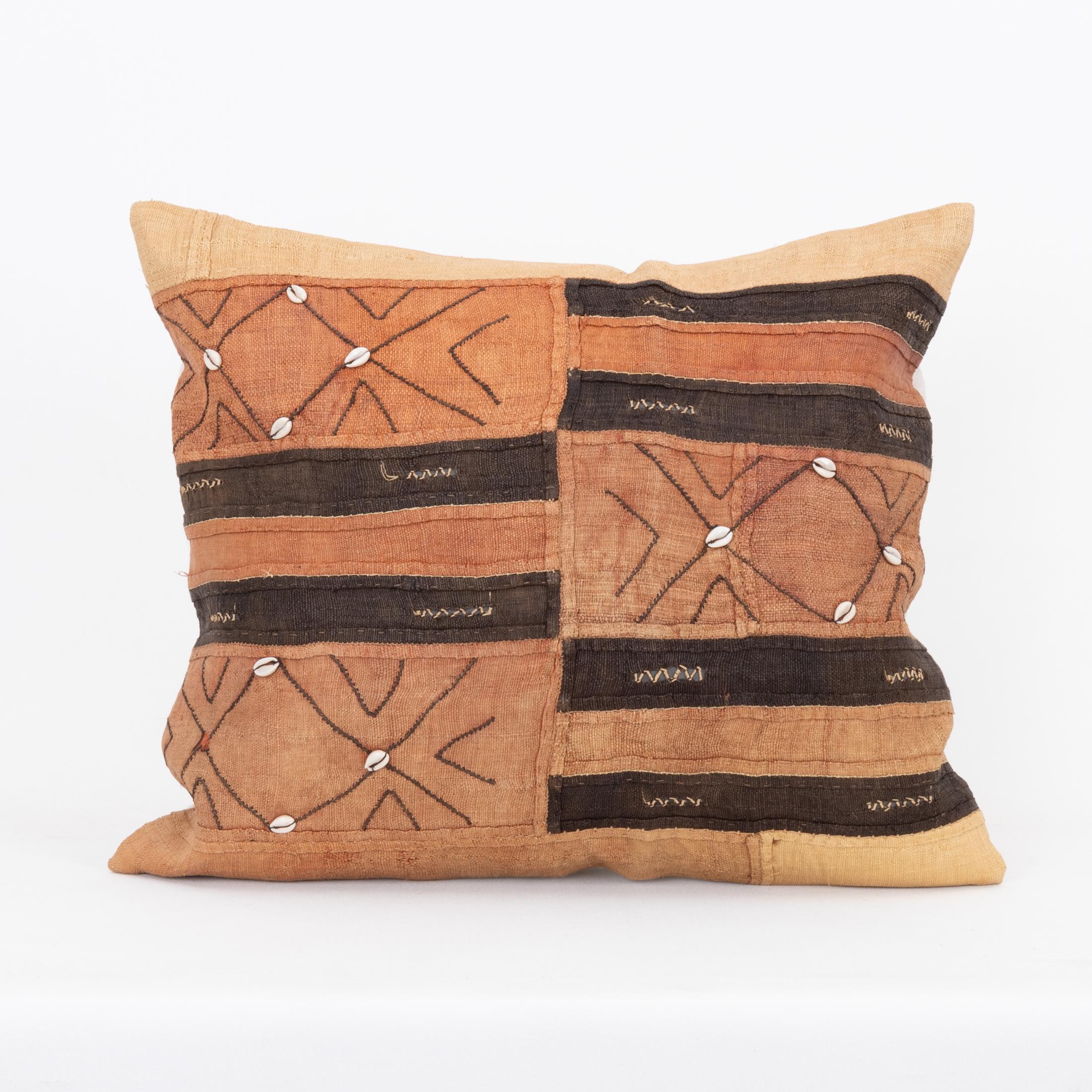 
African Kuba Cloth Raffia Pillow Cover
It does not come with an insert.
Linen in the back. 
Zipper closure. 
Dry cleaning is recomended.
 