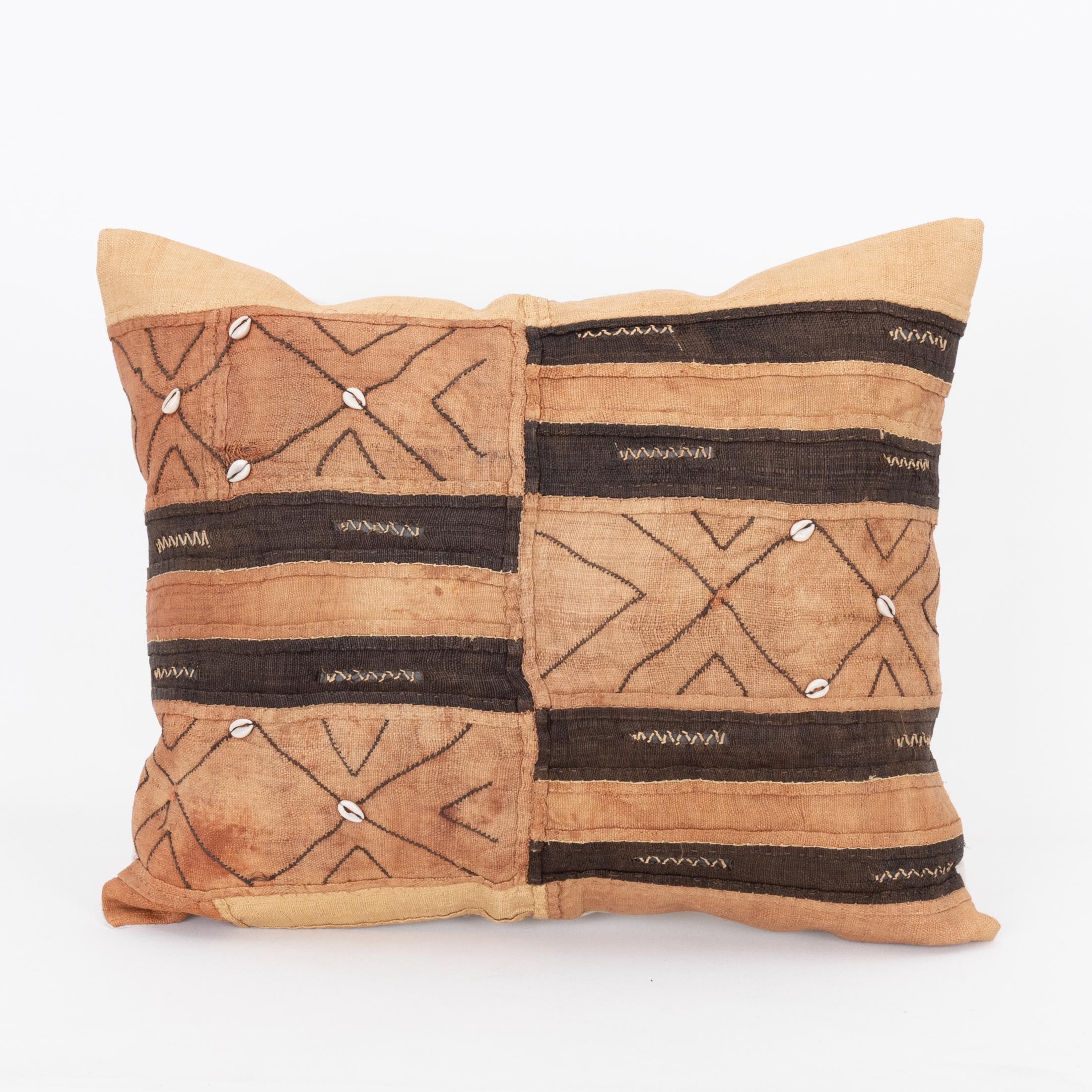 African Kuba Cloth Raffia Pillow Cover

It does not come with an insert.
Linen in the back. 
Zipper closure. 
Dry cleaning is recomended.
 