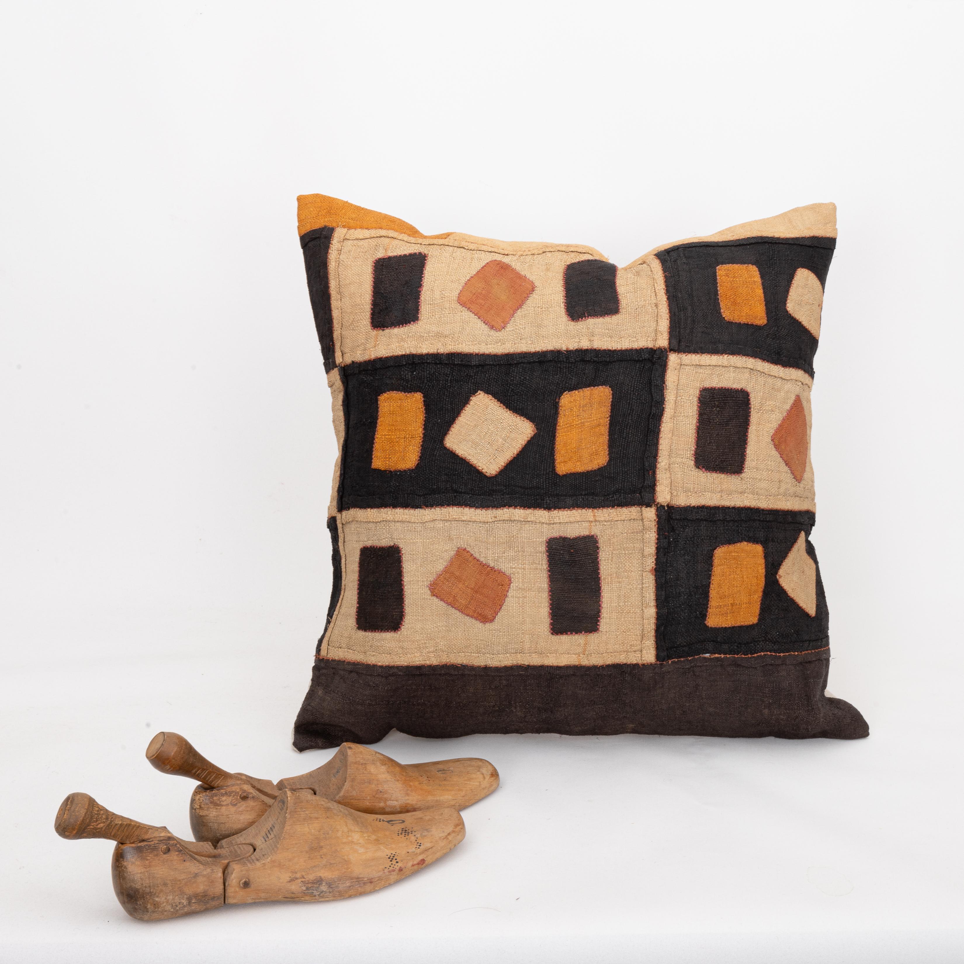 Afrikanischer Kuba-Stoff Raffia-Kissenbezug (Stammeskunst) im Angebot