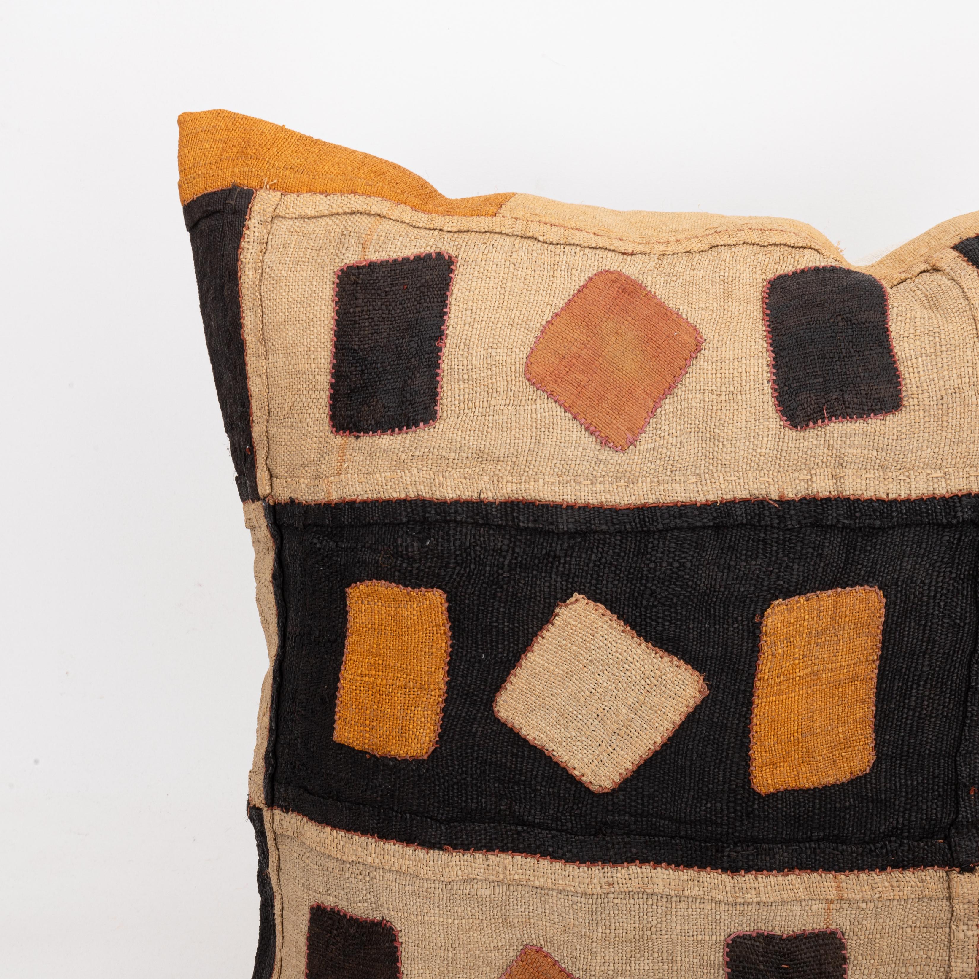 Afrikanischer Kuba-Stoff Raffia-Kissenbezug (Kongolesisch) im Angebot