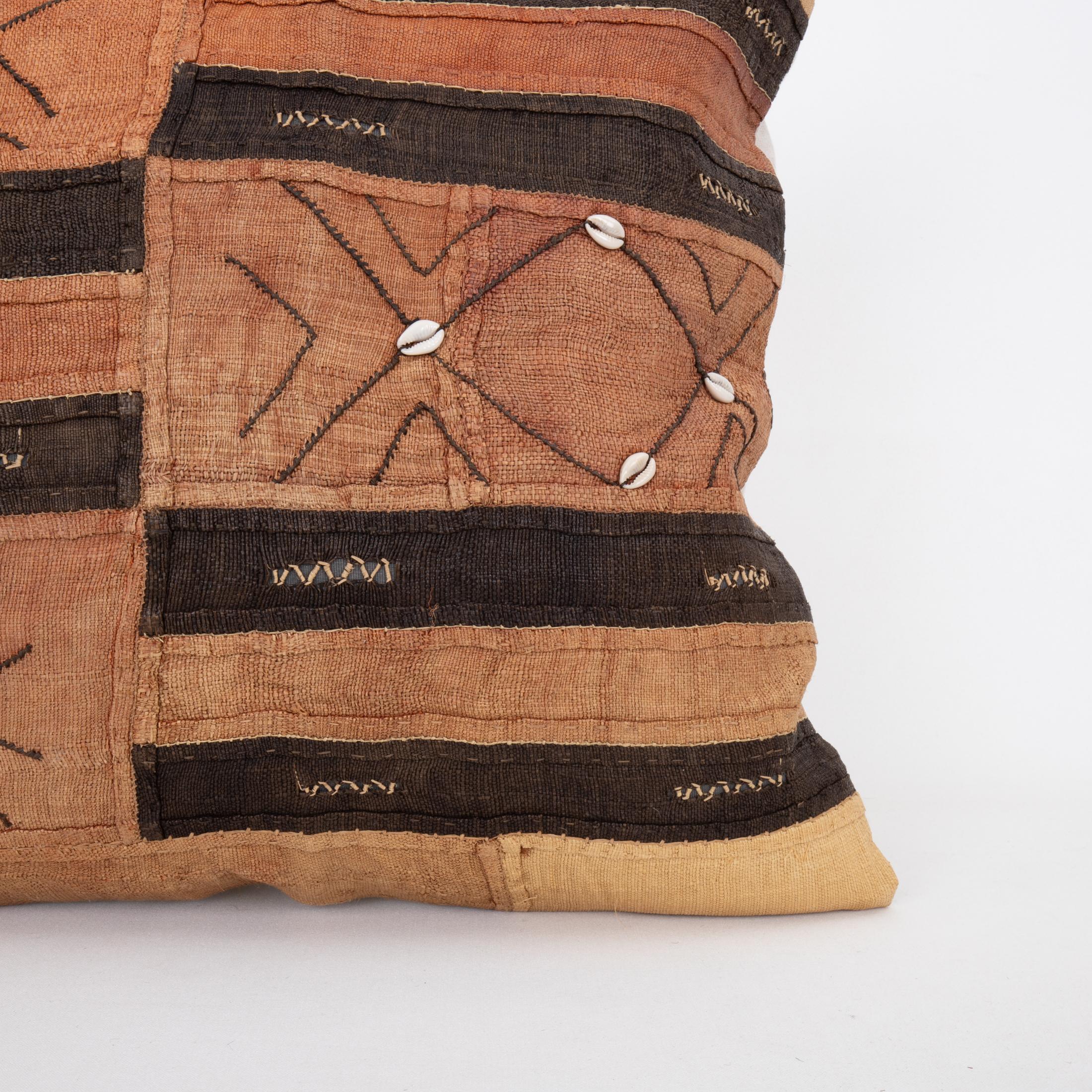 Hand-Crafted African Kuba Cloth Raffia Pillow Cover For Sale