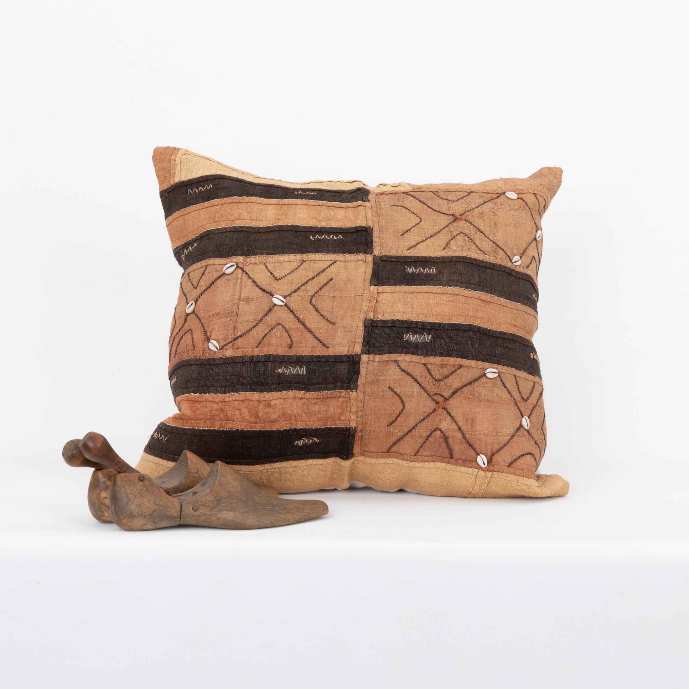 Hand-Crafted African Kuba Cloth Raffia Pillow Cover For Sale