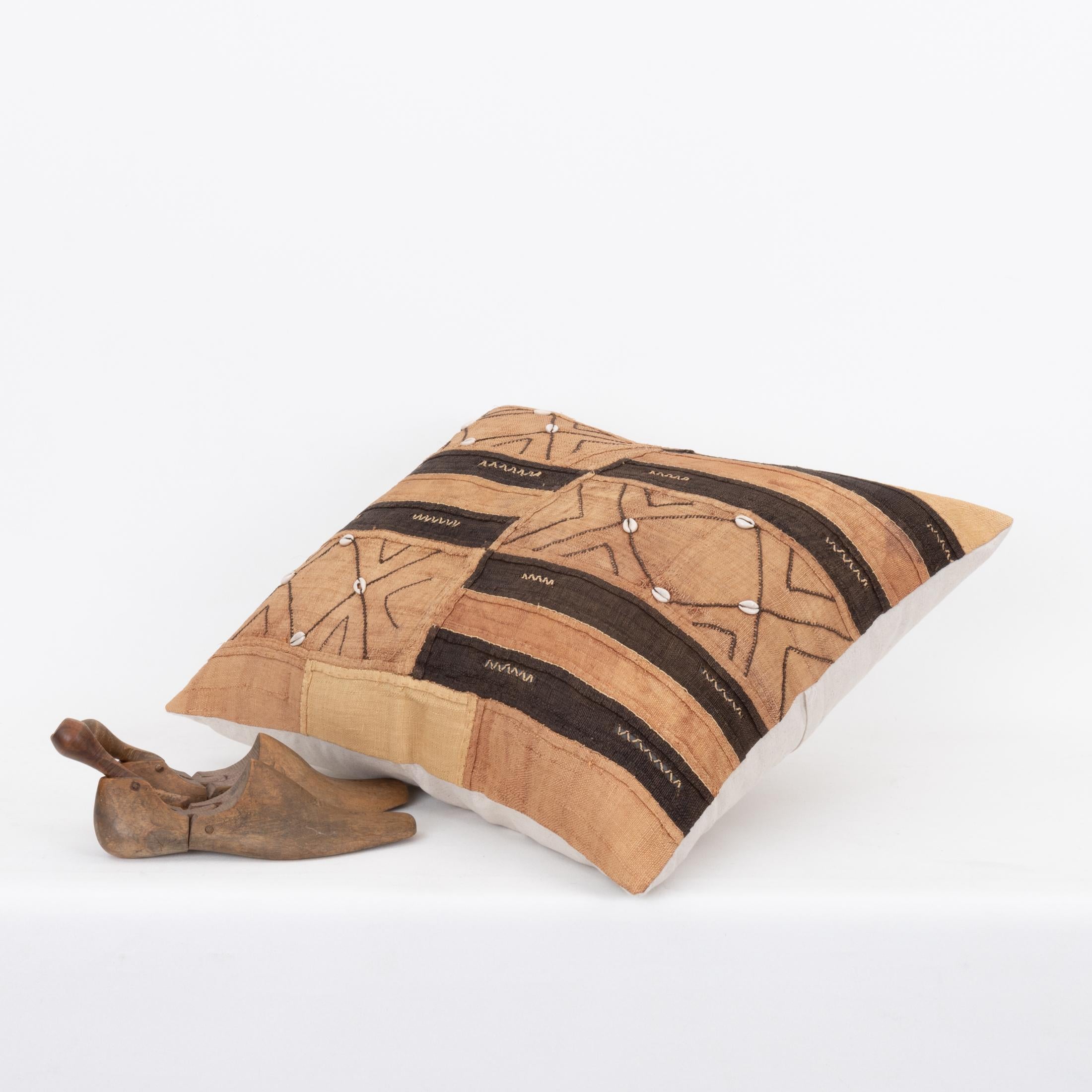 African Kuba Cloth Raffia Pillow Cover In Good Condition For Sale In Istanbul, TR