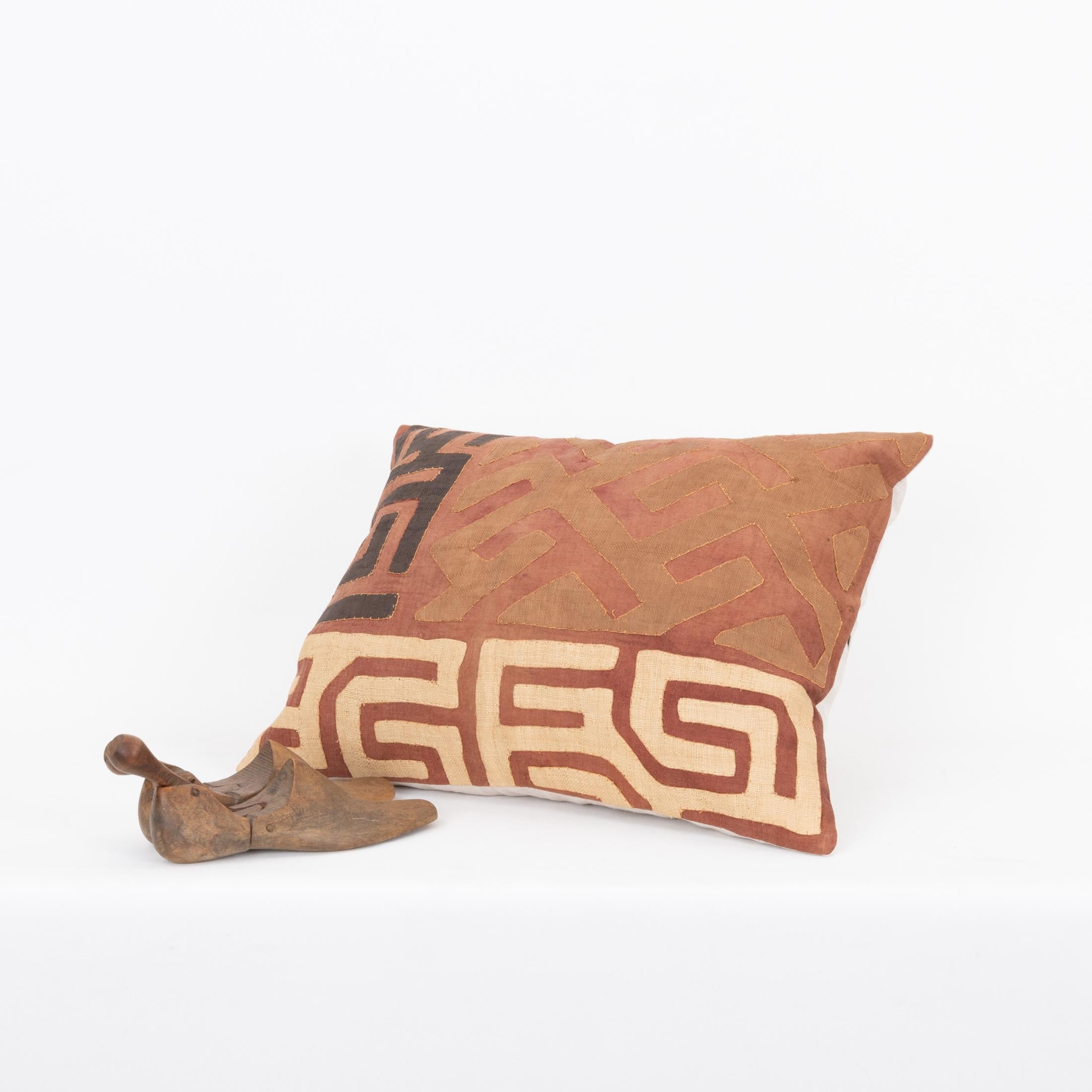 African Kuba Cloth Raffia Pillow Cover In Good Condition For Sale In Istanbul, TR