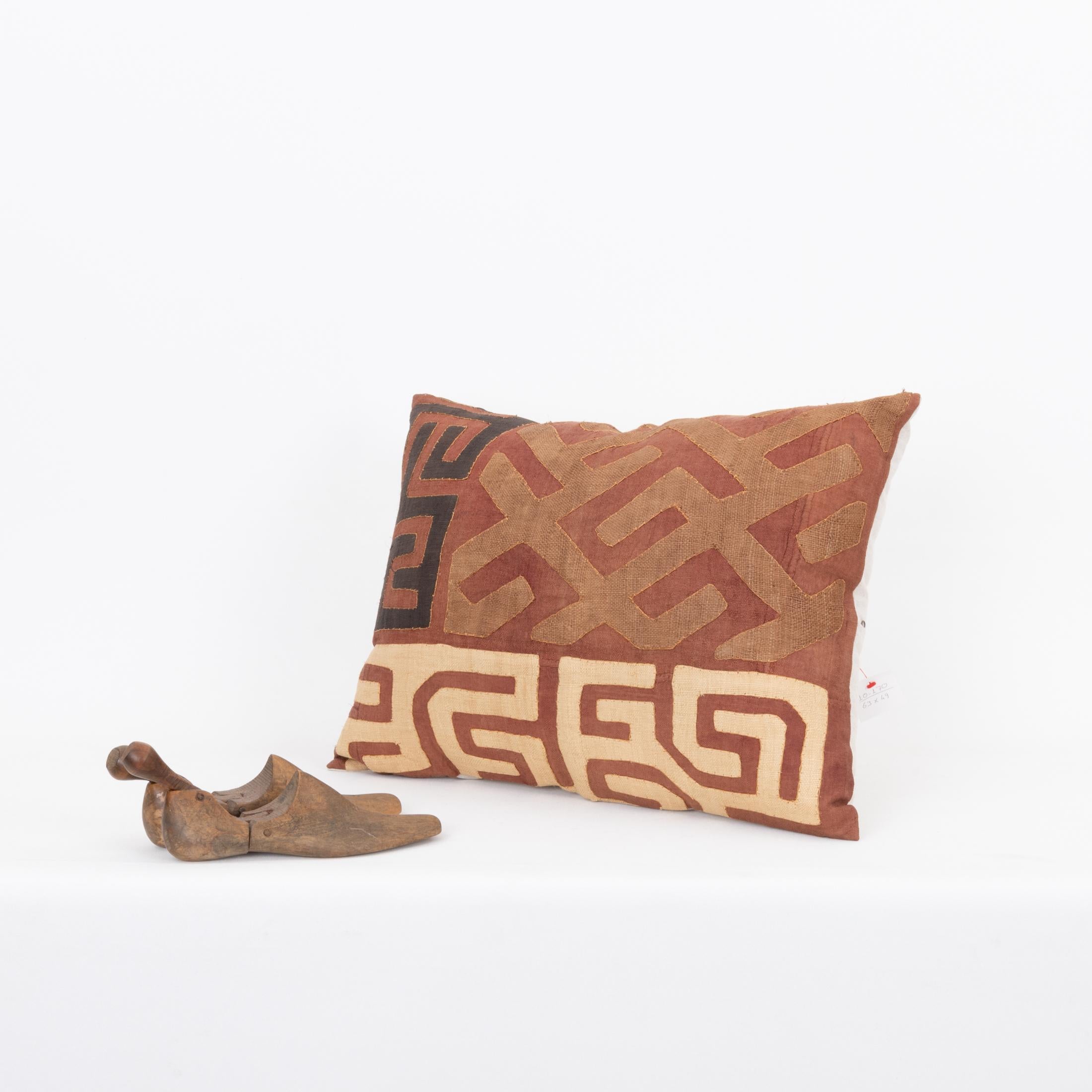 African Kuba Cloth Raffia Pillow Cover In Good Condition For Sale In Istanbul, TR