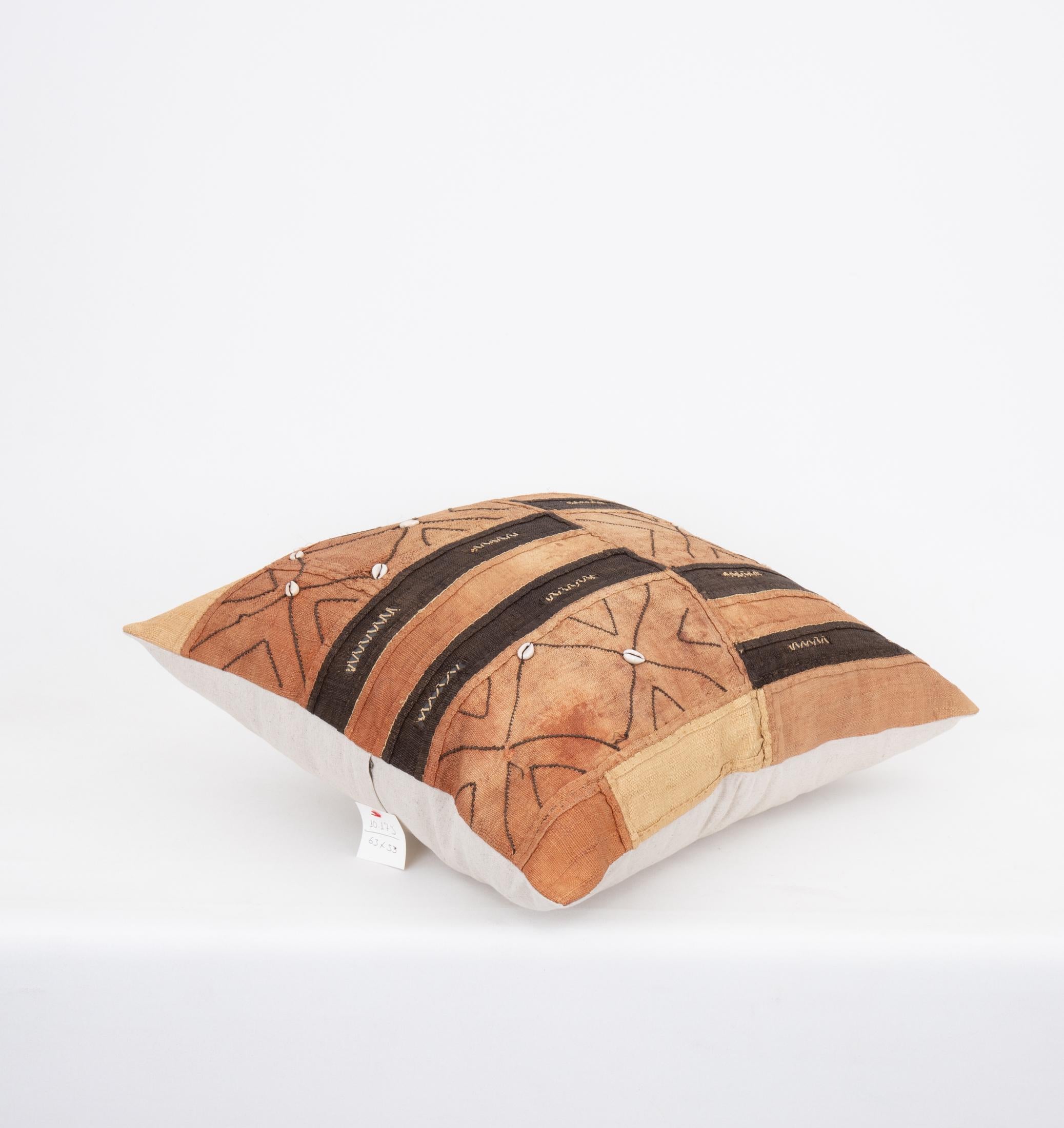 African Kuba Cloth Raffia Pillow Cover In Fair Condition For Sale In Istanbul, TR