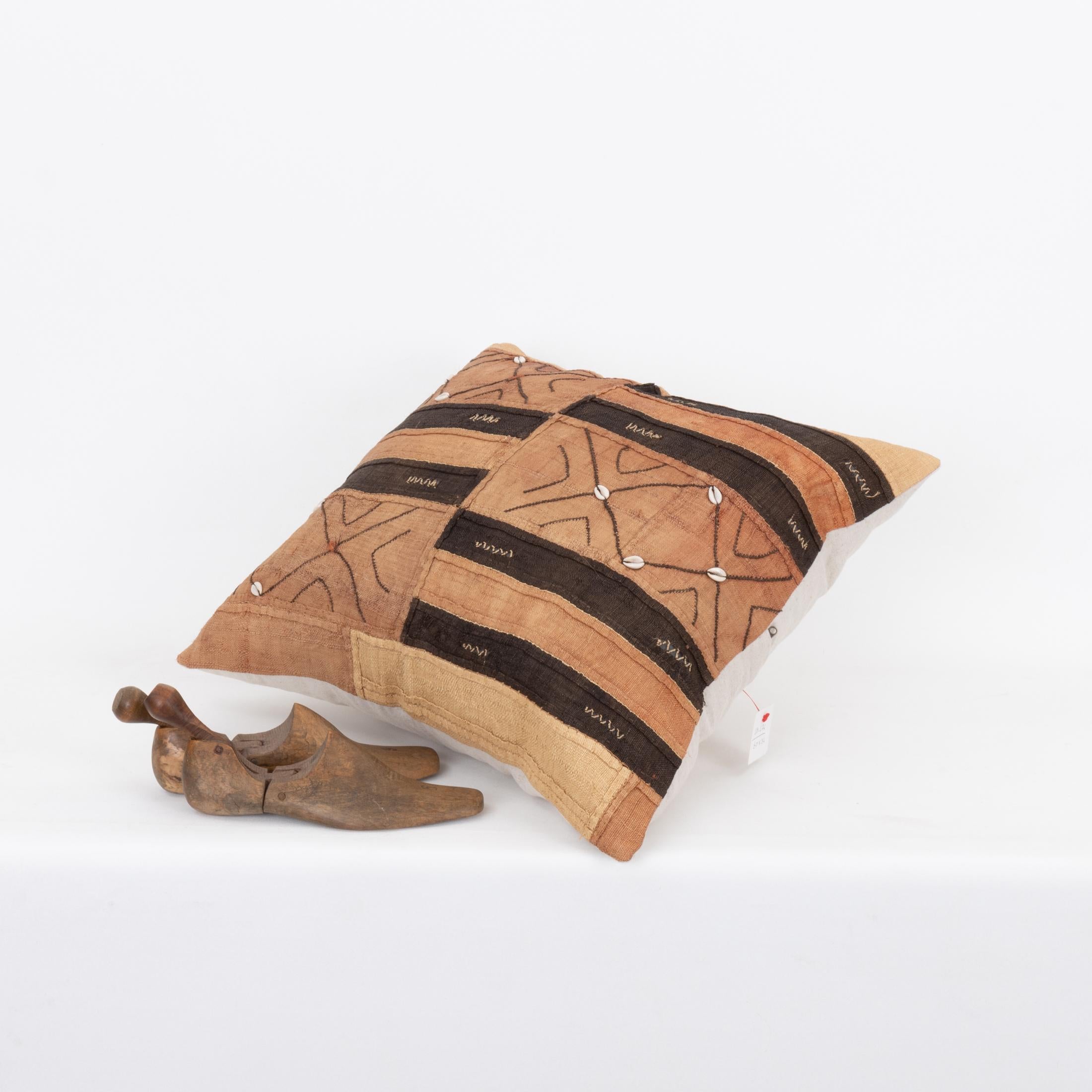 African Kuba Cloth Raffia Pillow Cover In Good Condition For Sale In Istanbul, TR