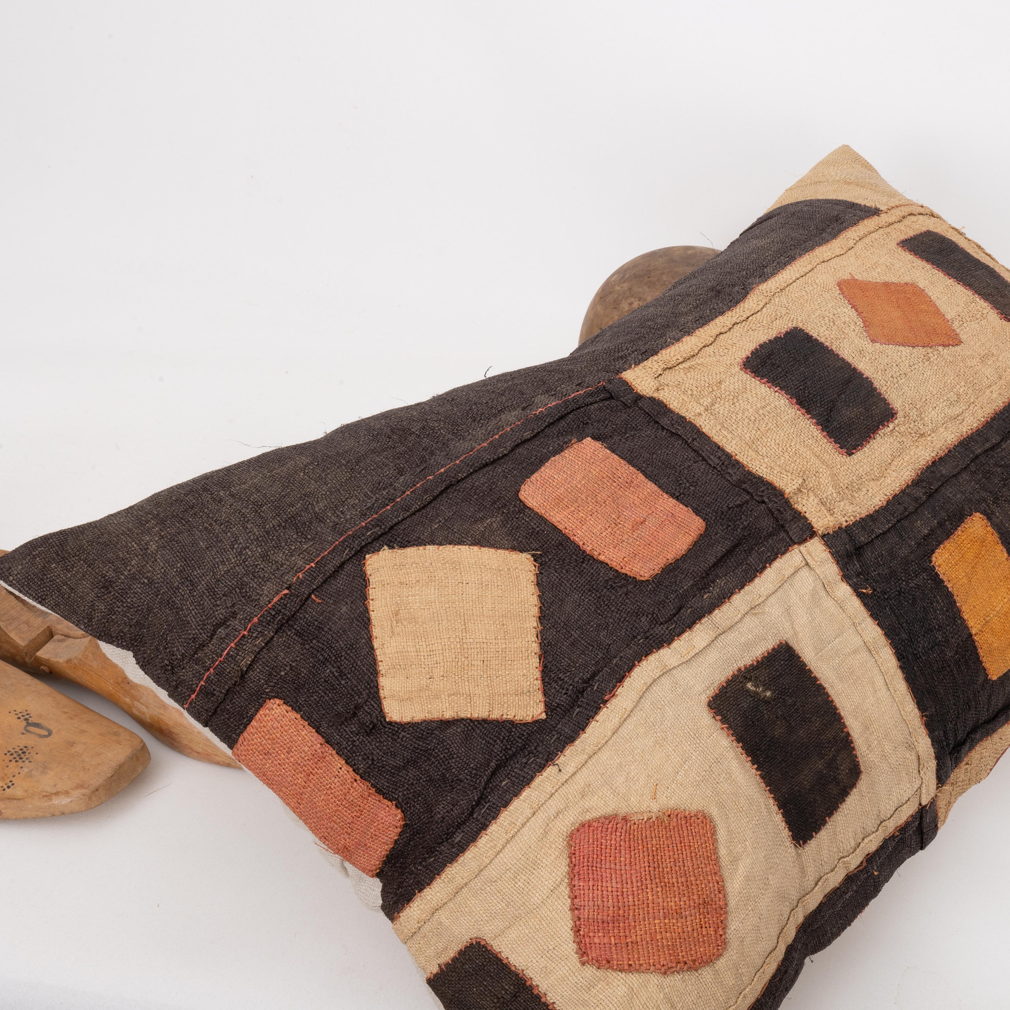 African Kuba Cloth Raffia Pillow Cover In Good Condition For Sale In Istanbul, TR