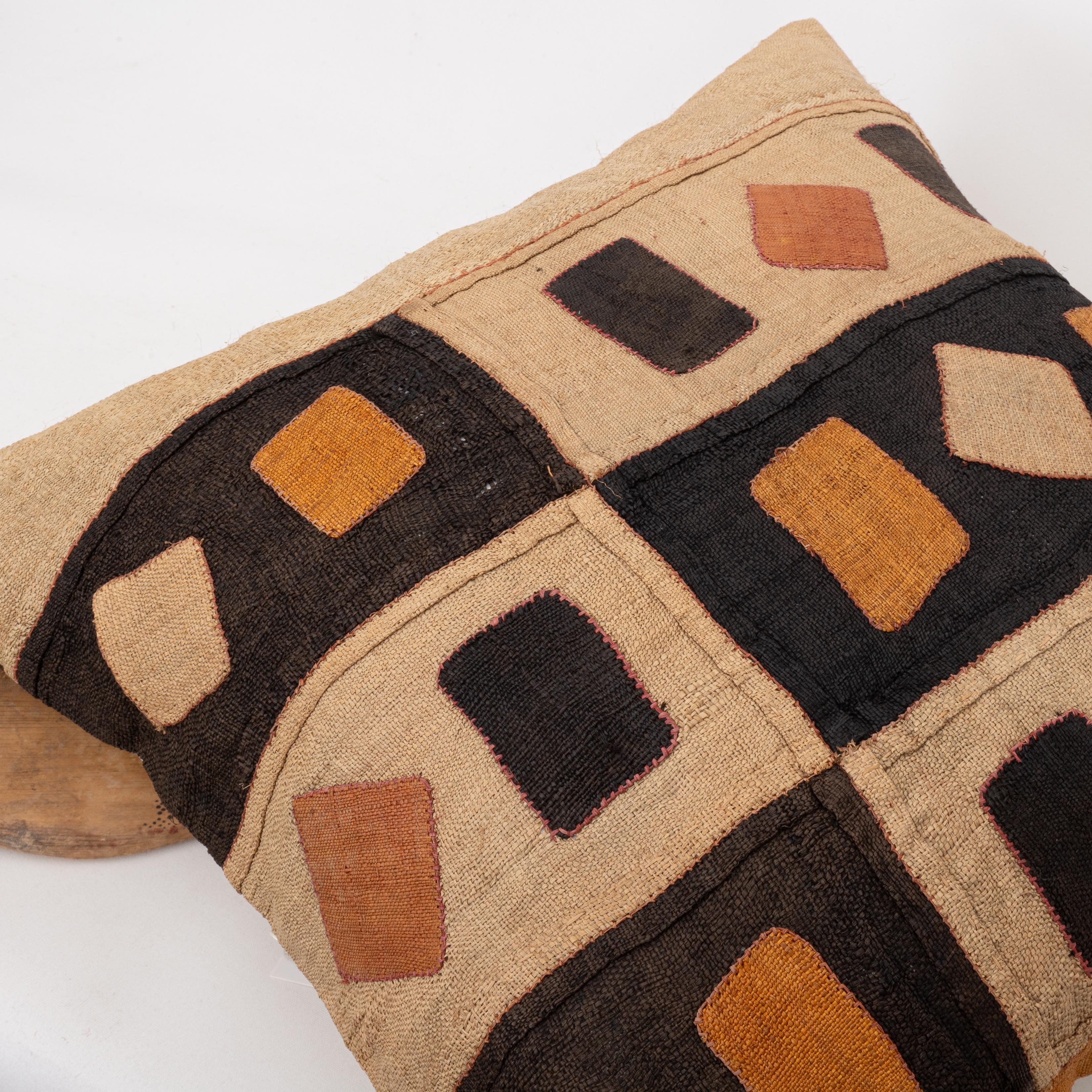 African Kuba Cloth Raffia Pillow Cover In Good Condition In Istanbul, TR