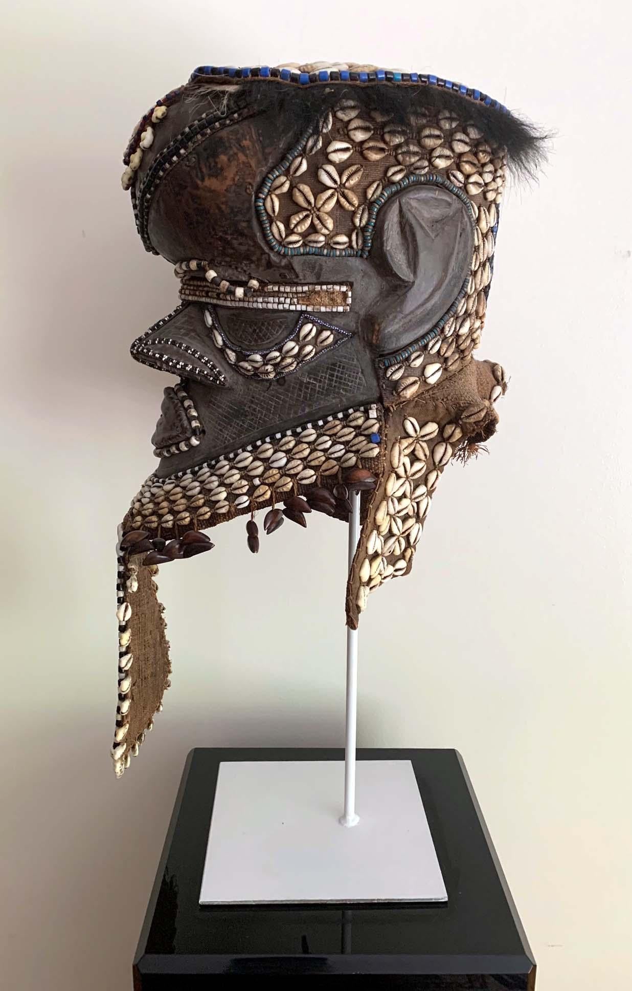 Congolese Maschera casco africano Kuba su supporto in vendita