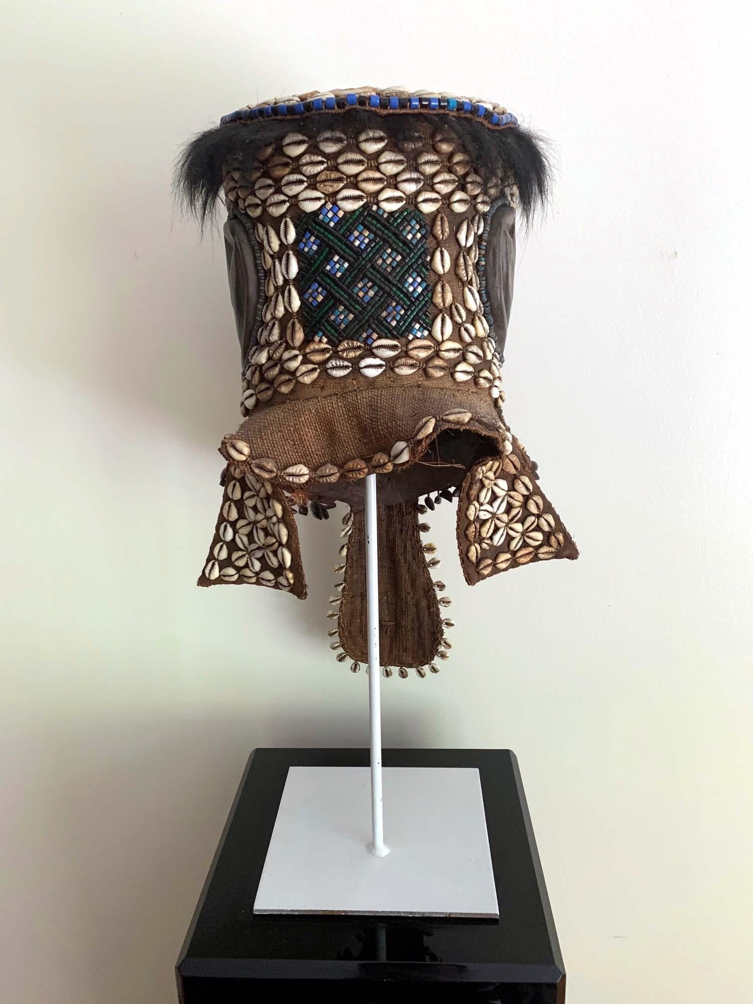 Maschera casco africano Kuba su supporto In condizioni buone in vendita a Atlanta, GA