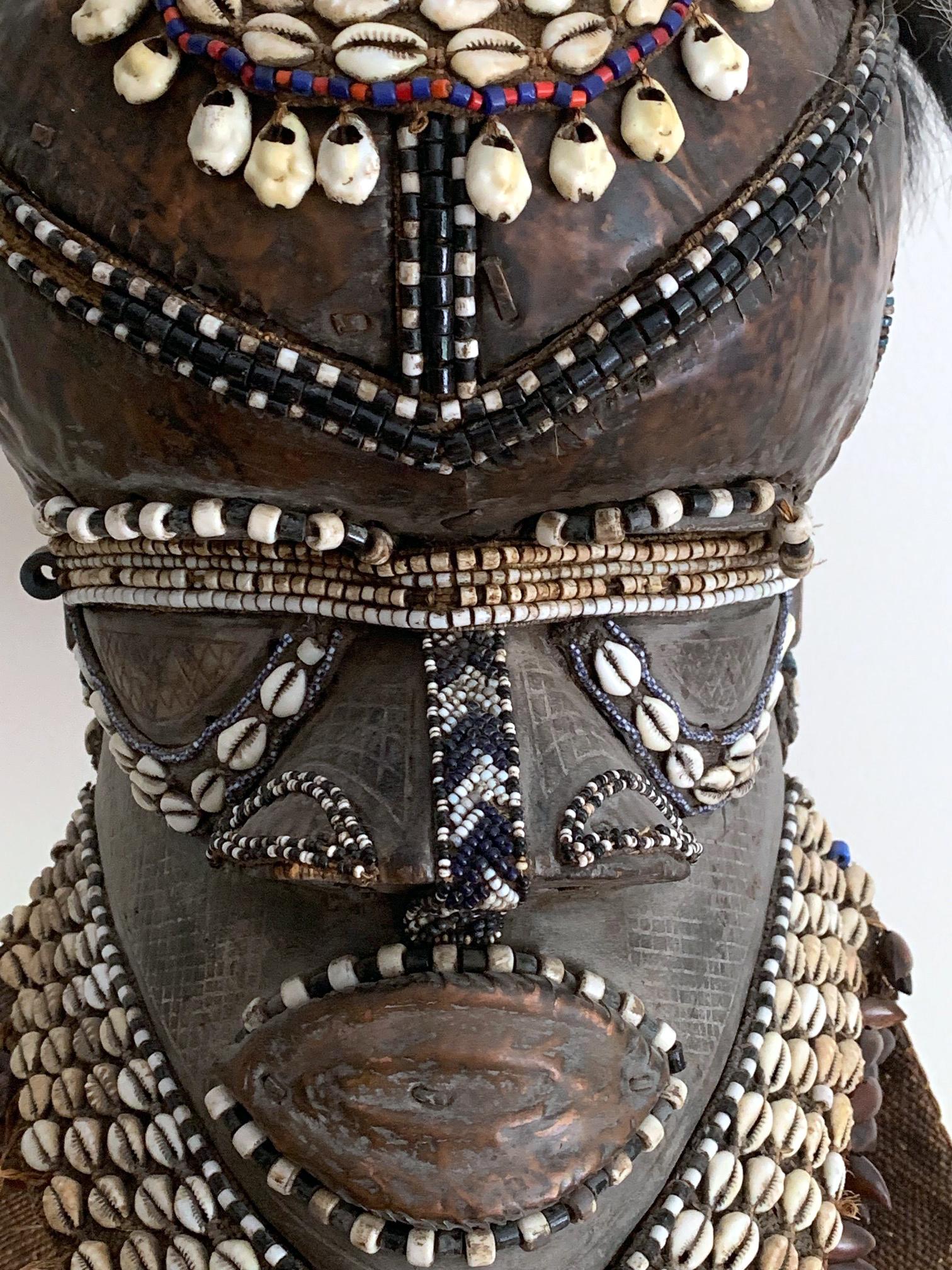 XX secolo Maschera casco africano Kuba su supporto in vendita