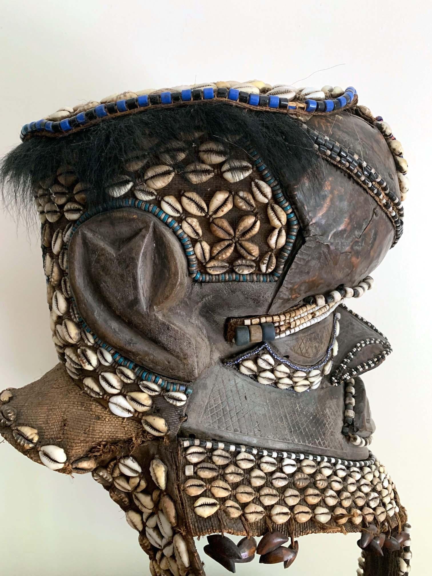 Maschera casco africano Kuba su supporto in vendita 1