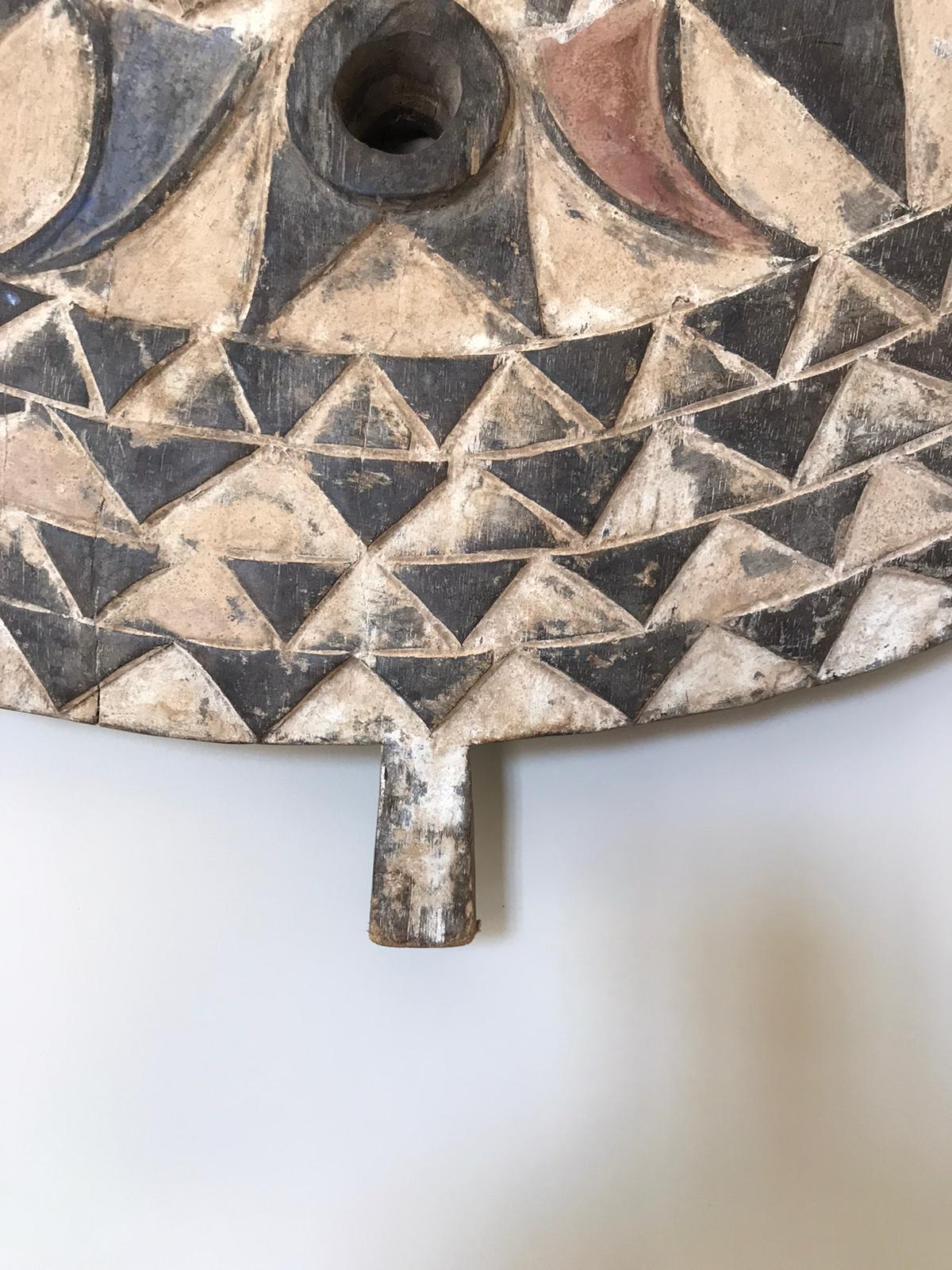 Afrikanische große polychrom geschnitzte Holzmaske (Mitte des 20. Jahrhunderts) im Angebot