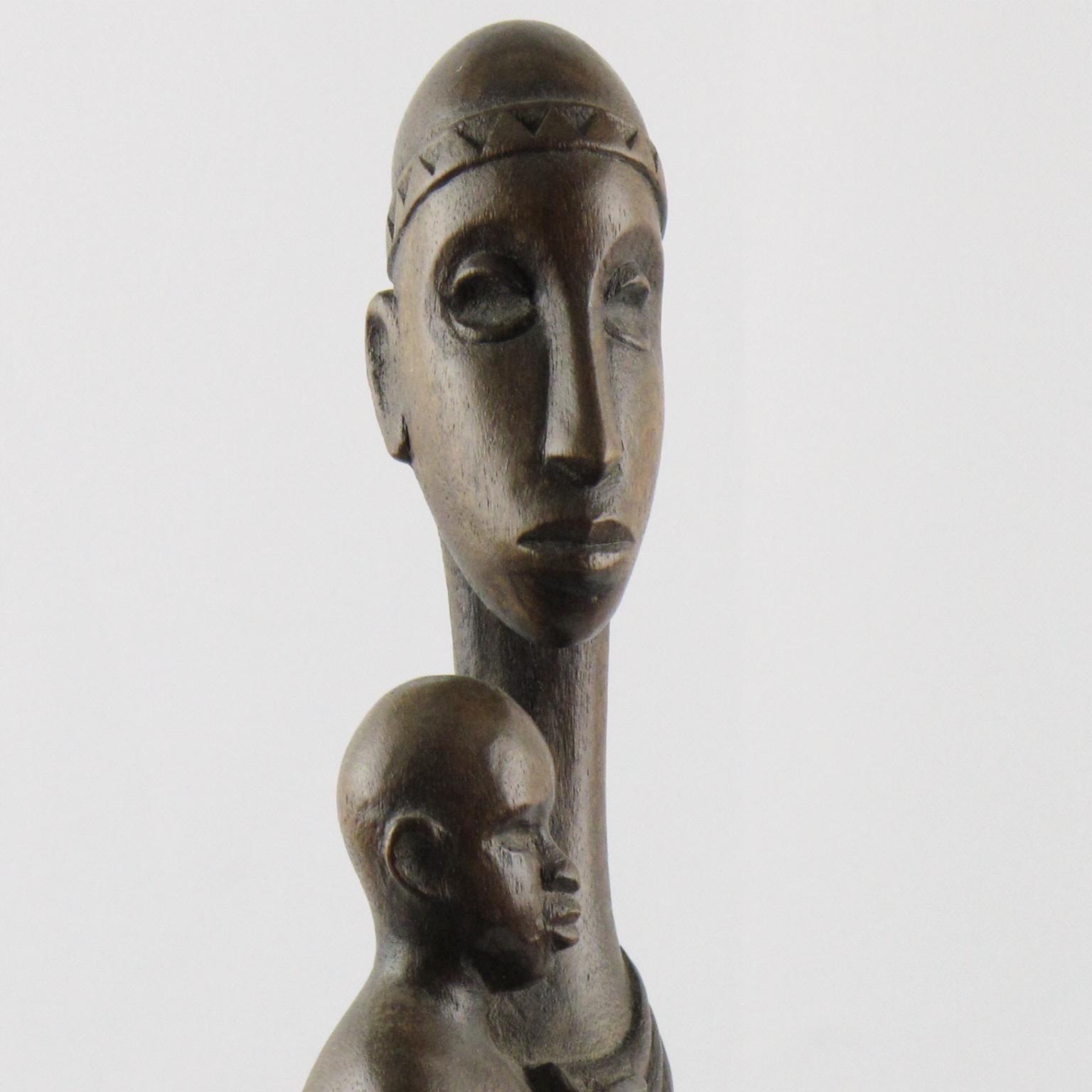 Legno Scultura di Madonna e bambino dell'artista africano Ndatite Ilo, Ruanda in vendita