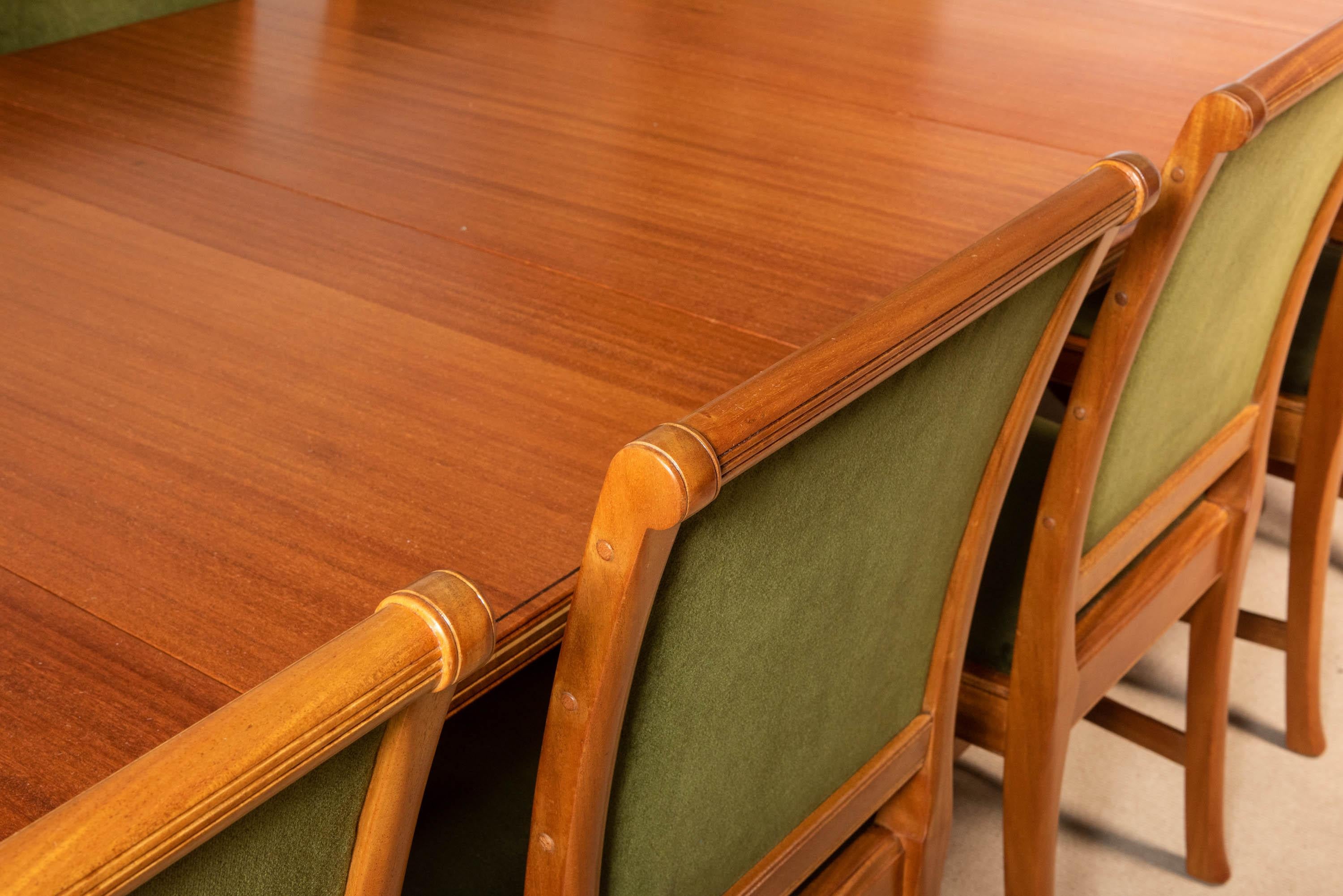 African mahogany extendable dining table, strung with Holly and Ebony, by Edward Barnsley, England circa 1956.
Made by the craftemen Herbert Upton, George Taylor, Leal Wyatt and Oscar Dawson.
Pedestals with 4 octagonal turned columns joining a