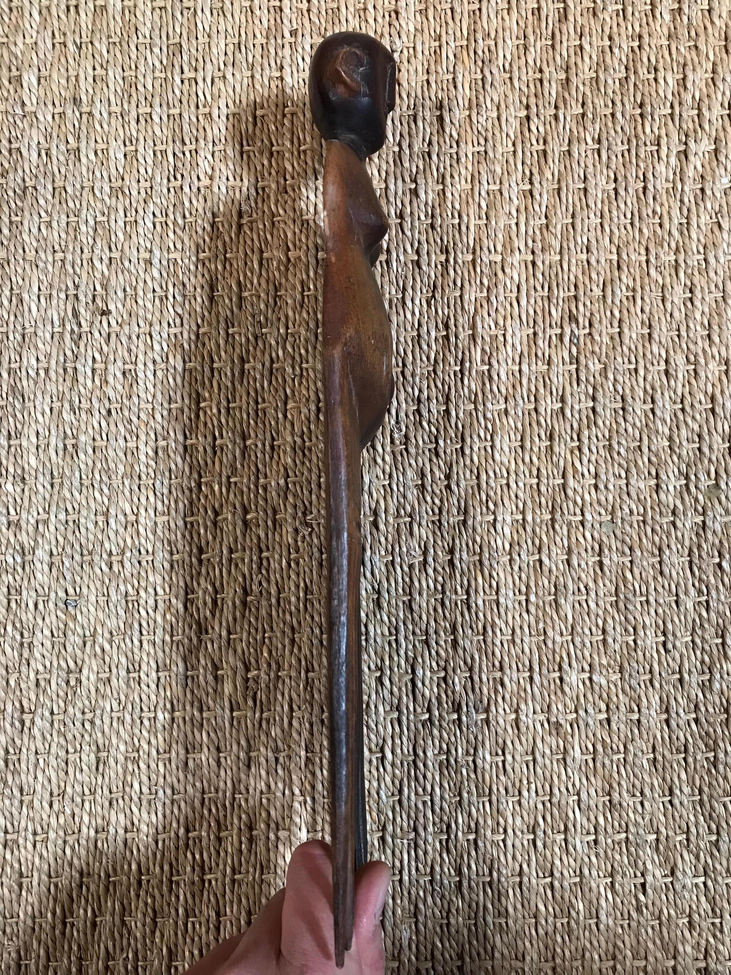Sculpté à la main Peigne africain Makonde de la tribu Bantu du Zimbabwe sur Stand acrylique