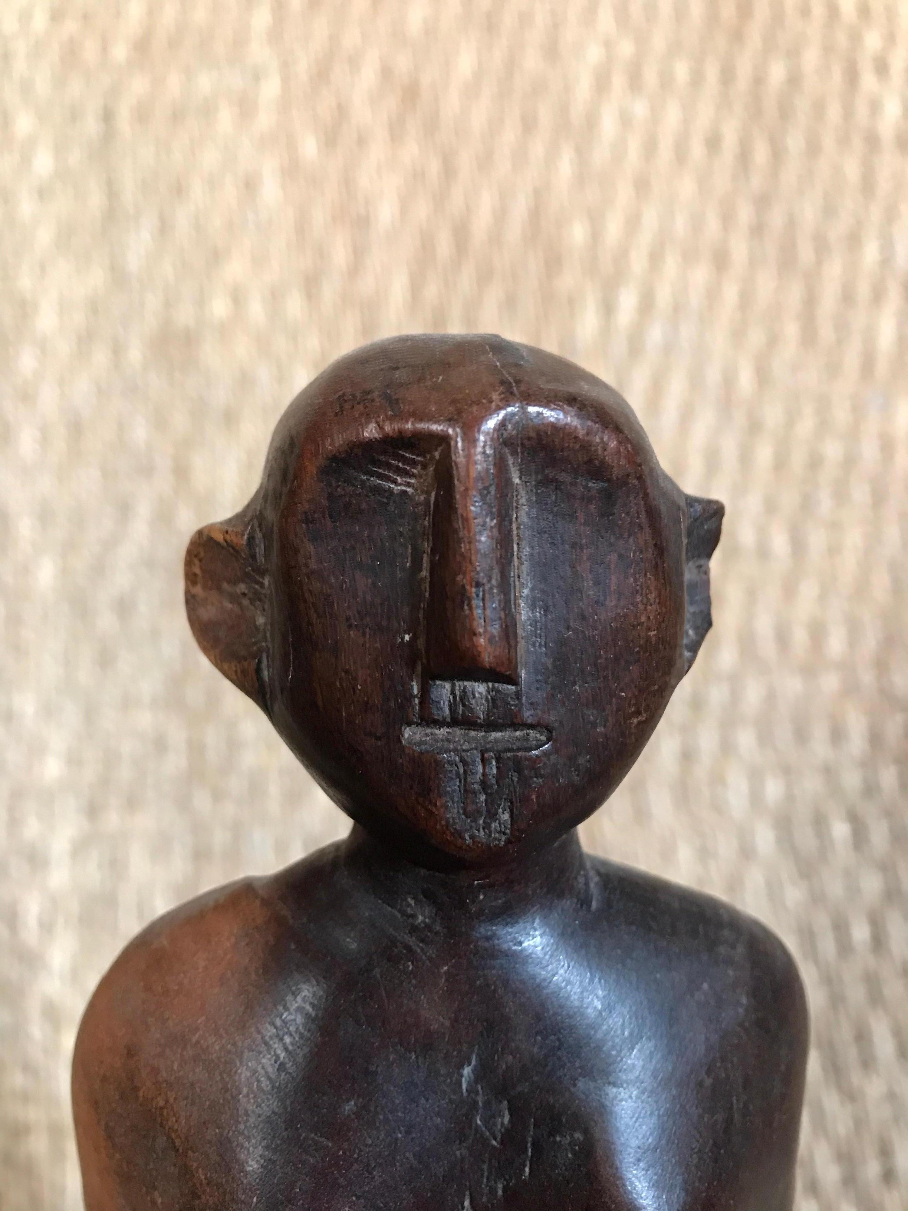 Peigne africain Makonde de la tribu Bantu du Zimbabwe sur Stand acrylique Bon état à Dallas, TX