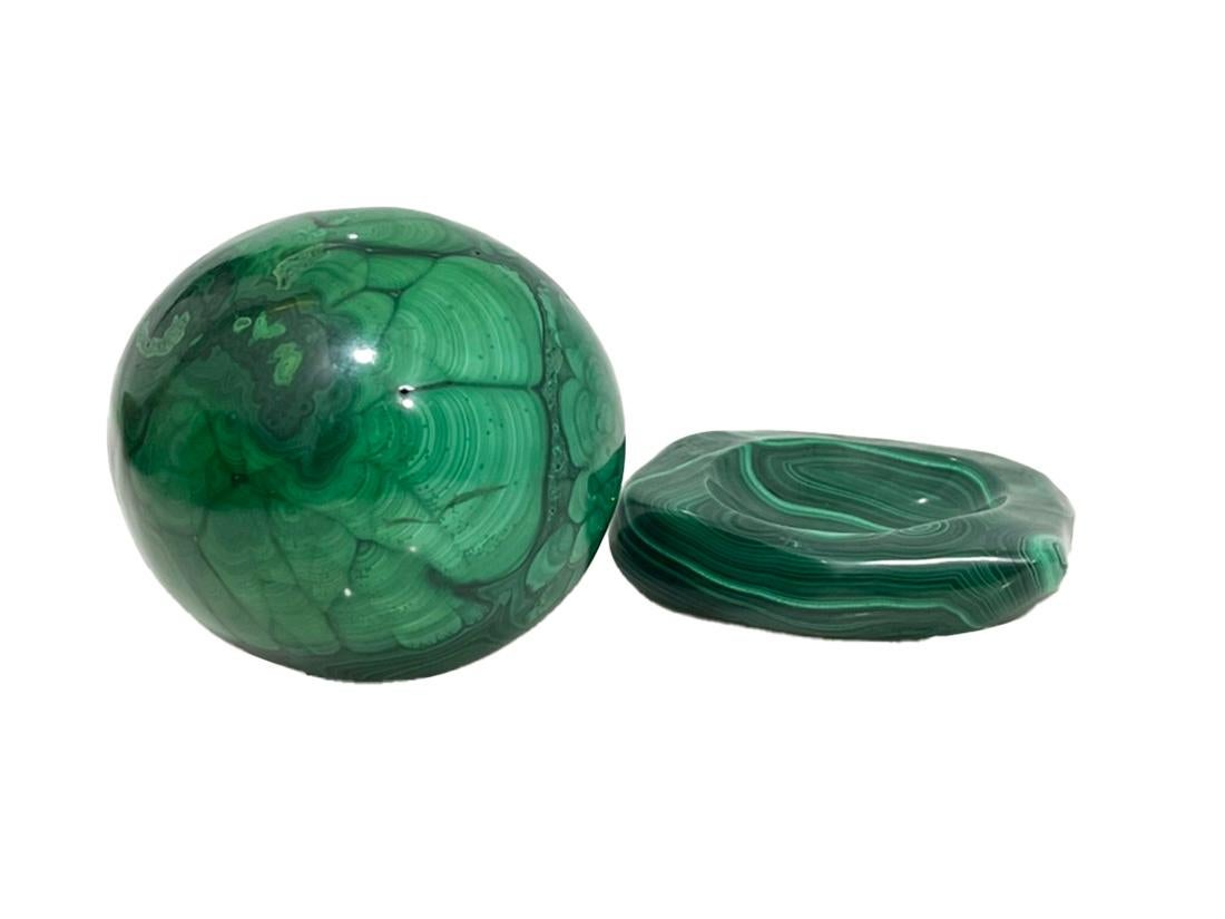 Uovo di malachite africana su base di malachite, anni '70

Un uovo di malachite in piedi su una ciotola di malachite, con dimensioni tali che l'uovo si inserisce nella ciotola e può essere usato come supporto. Can ha alcuni difetti che si possono