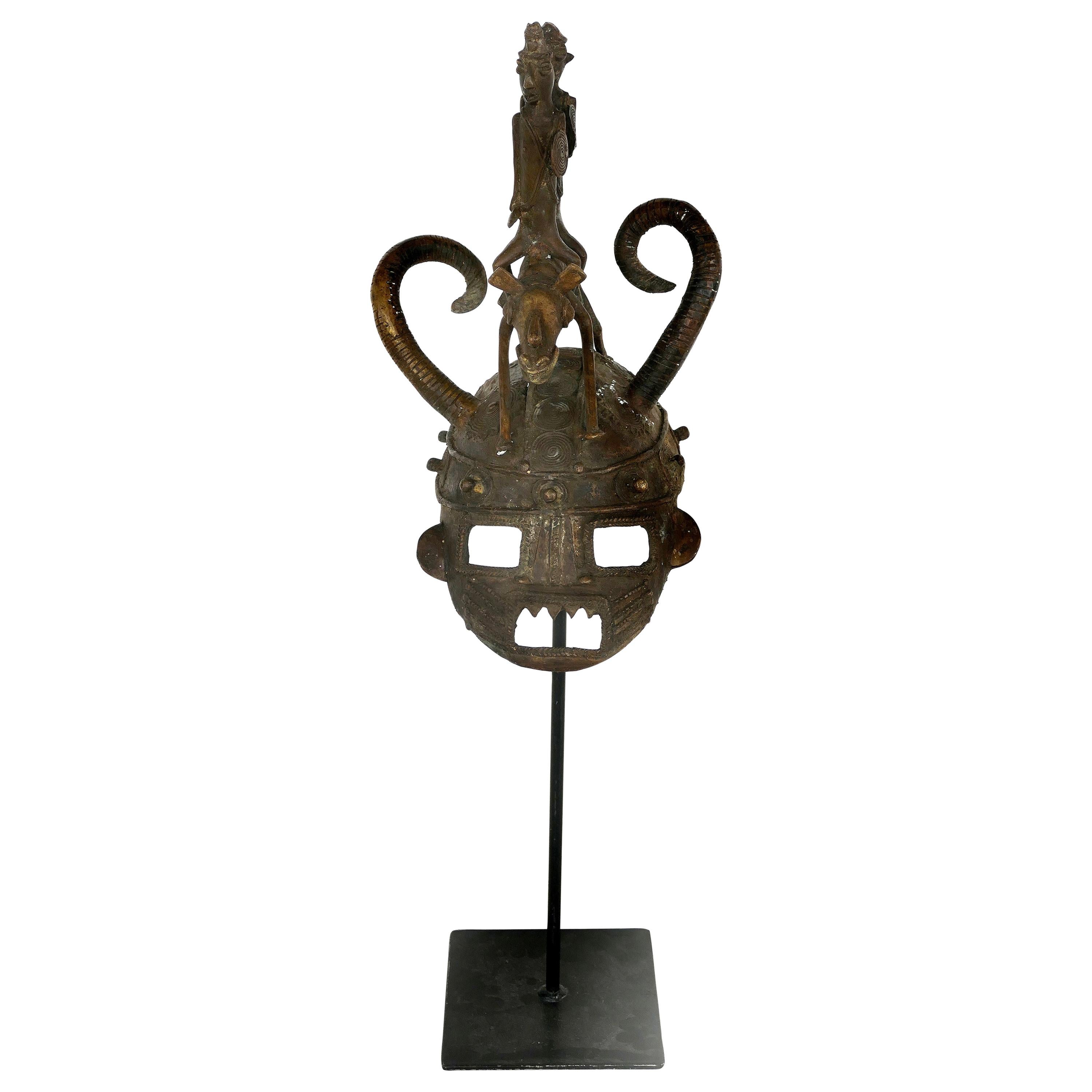 Casque figuratif africain en bronze coulé du Mali sur pied:: 20ème siècle