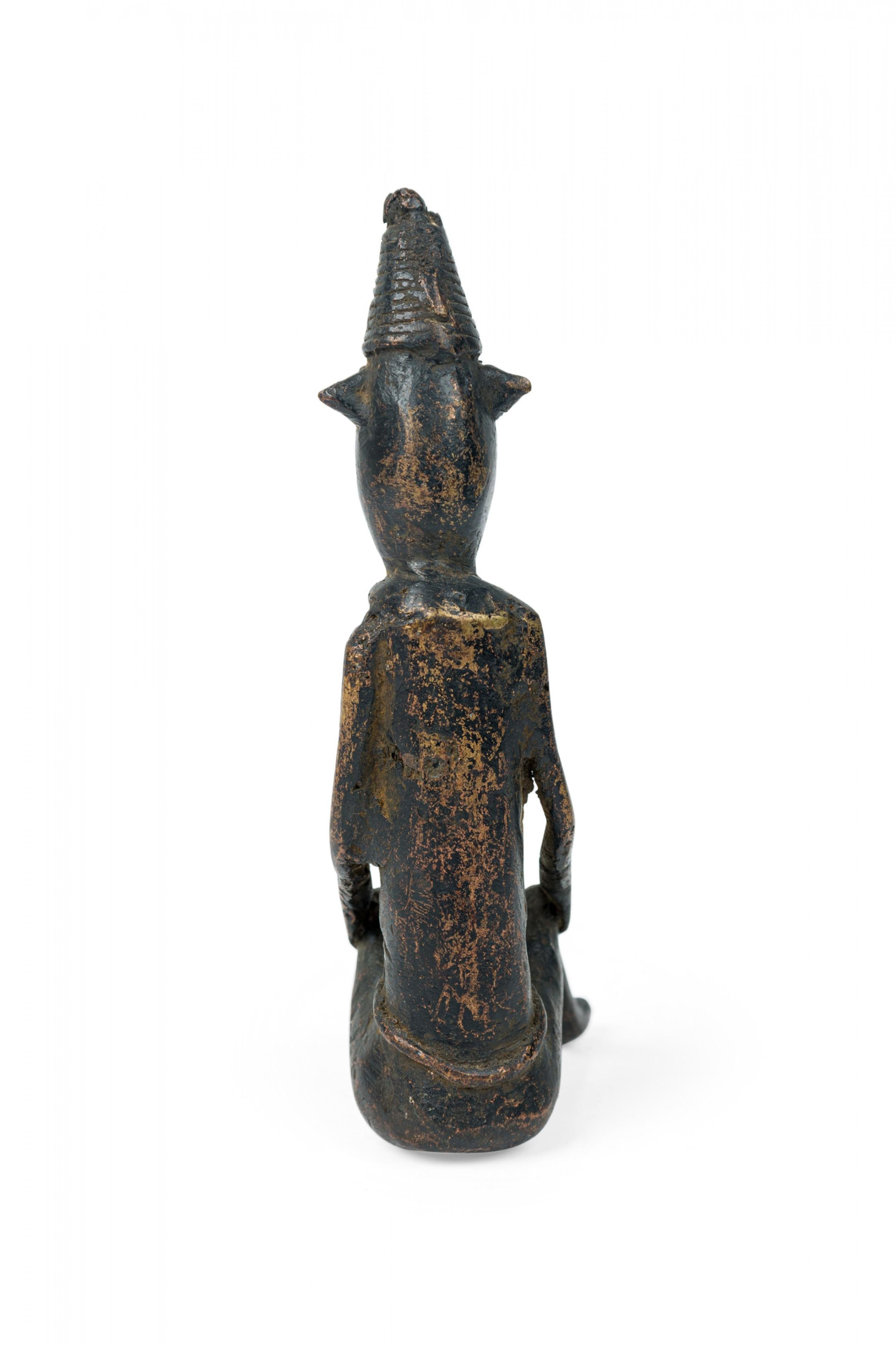 Africain African Mali Late 20th Century Bronze Dogon Seated Village Elder Male Figure en vente