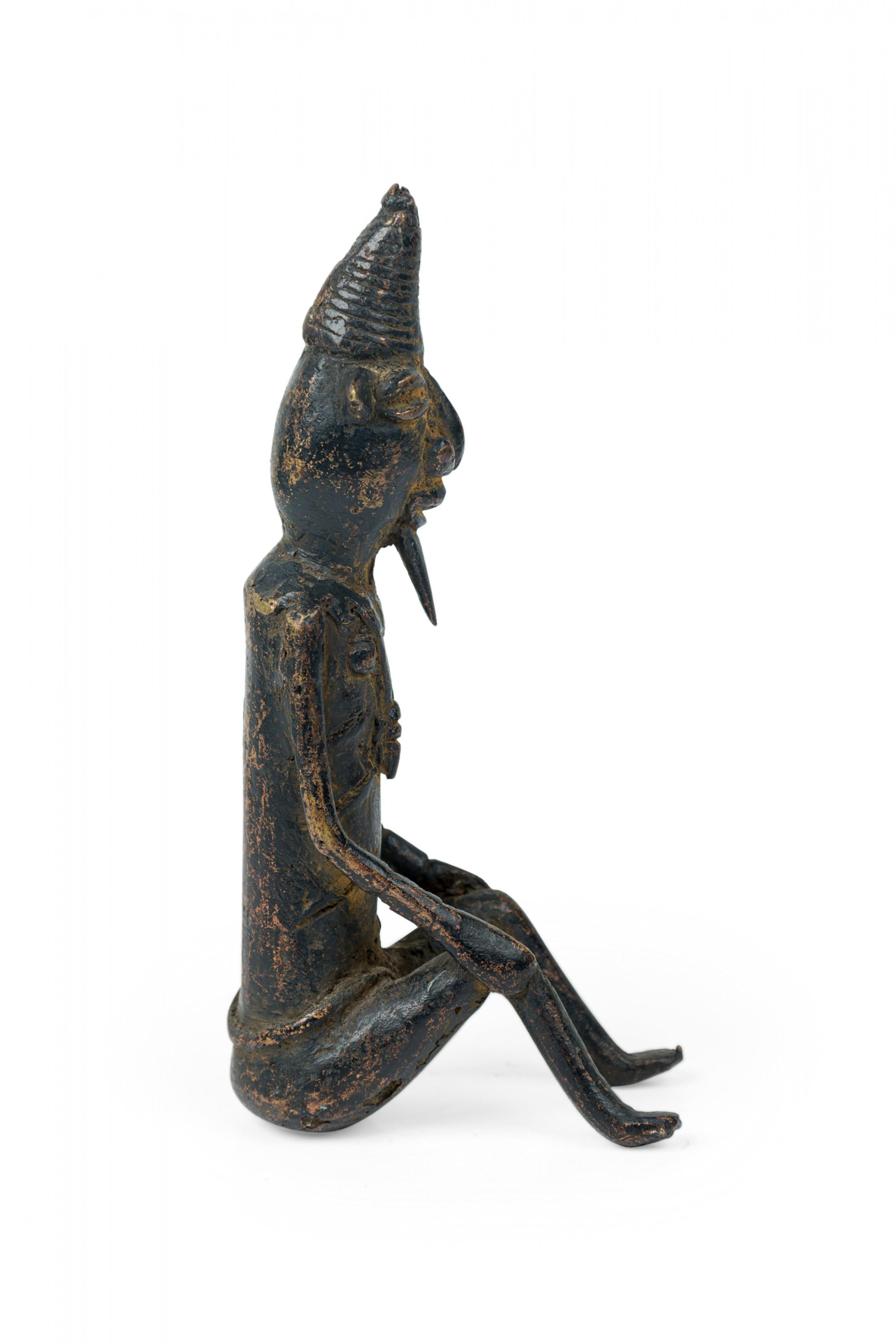 African Mali Late 20th Century Bronze Dogon Seated Village Elder Male Figure Bon état - En vente à Queens, NY