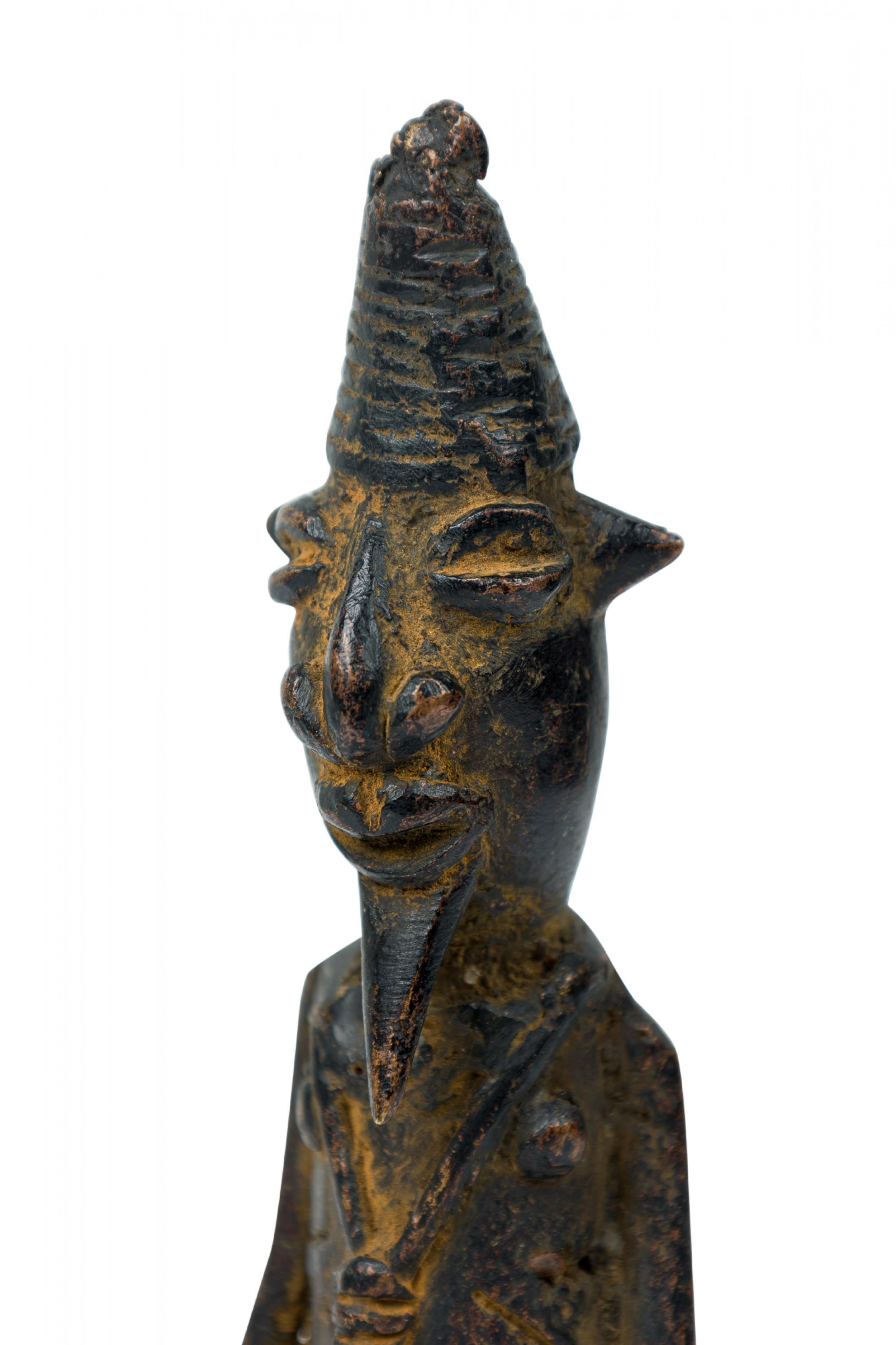 20ième siècle African Mali Late 20th Century Bronze Dogon Seated Village Elder Male Figure en vente