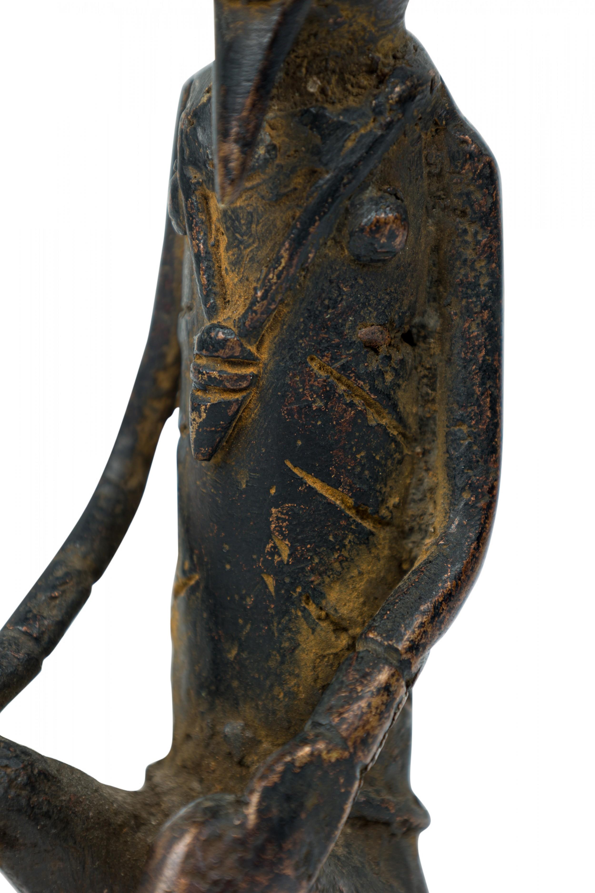 African Mali Late 20th Century Bronze Dogon Seated Village Elder Male Figure en vente 1