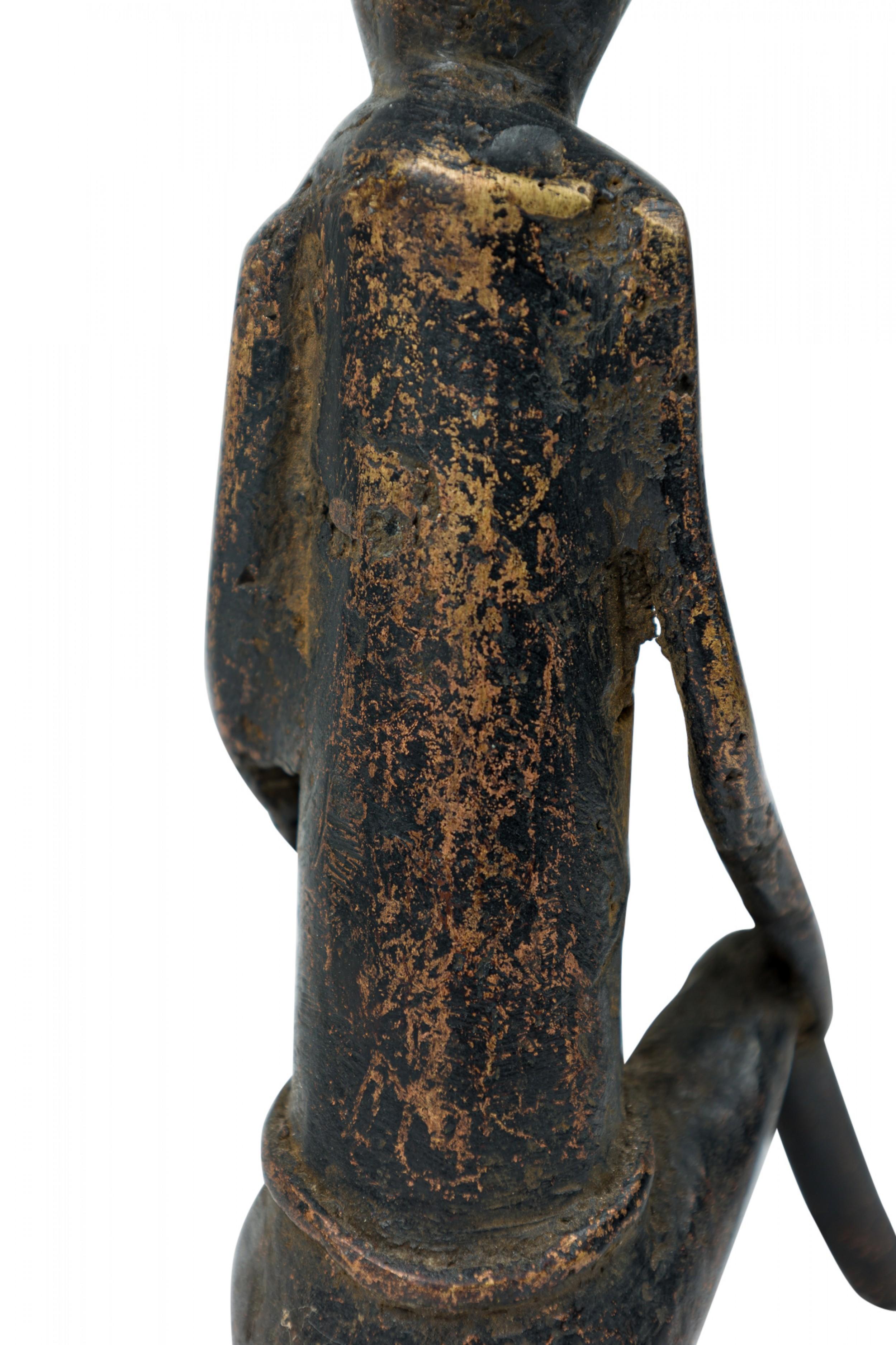 African Mali Late 20th Century Bronze Dogon Seated Village Elder Male Figure en vente 3