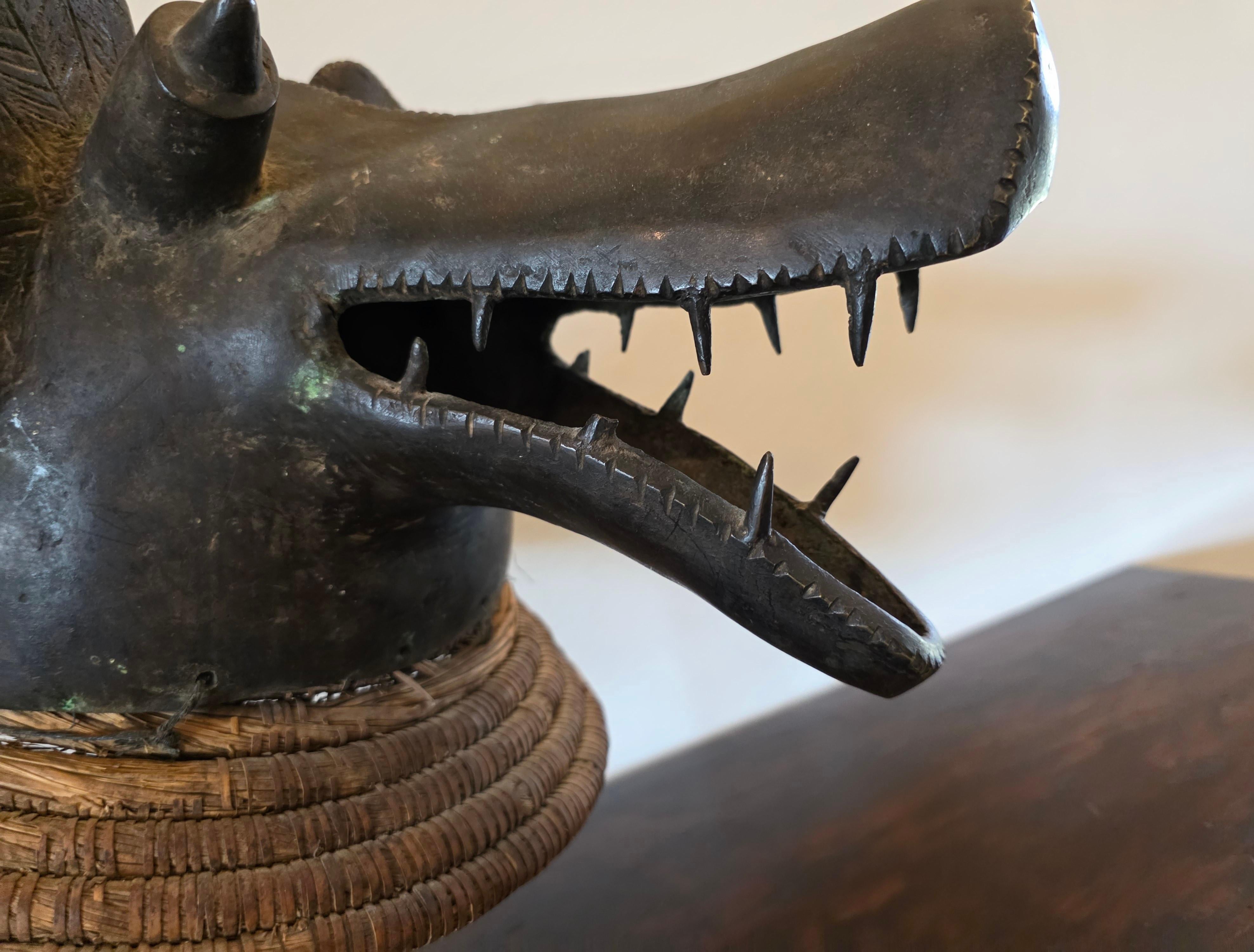 Máscara Africana Mambila de Bronce con Cabeza de Perro Suaga - Escultura Tribal Art en venta 5