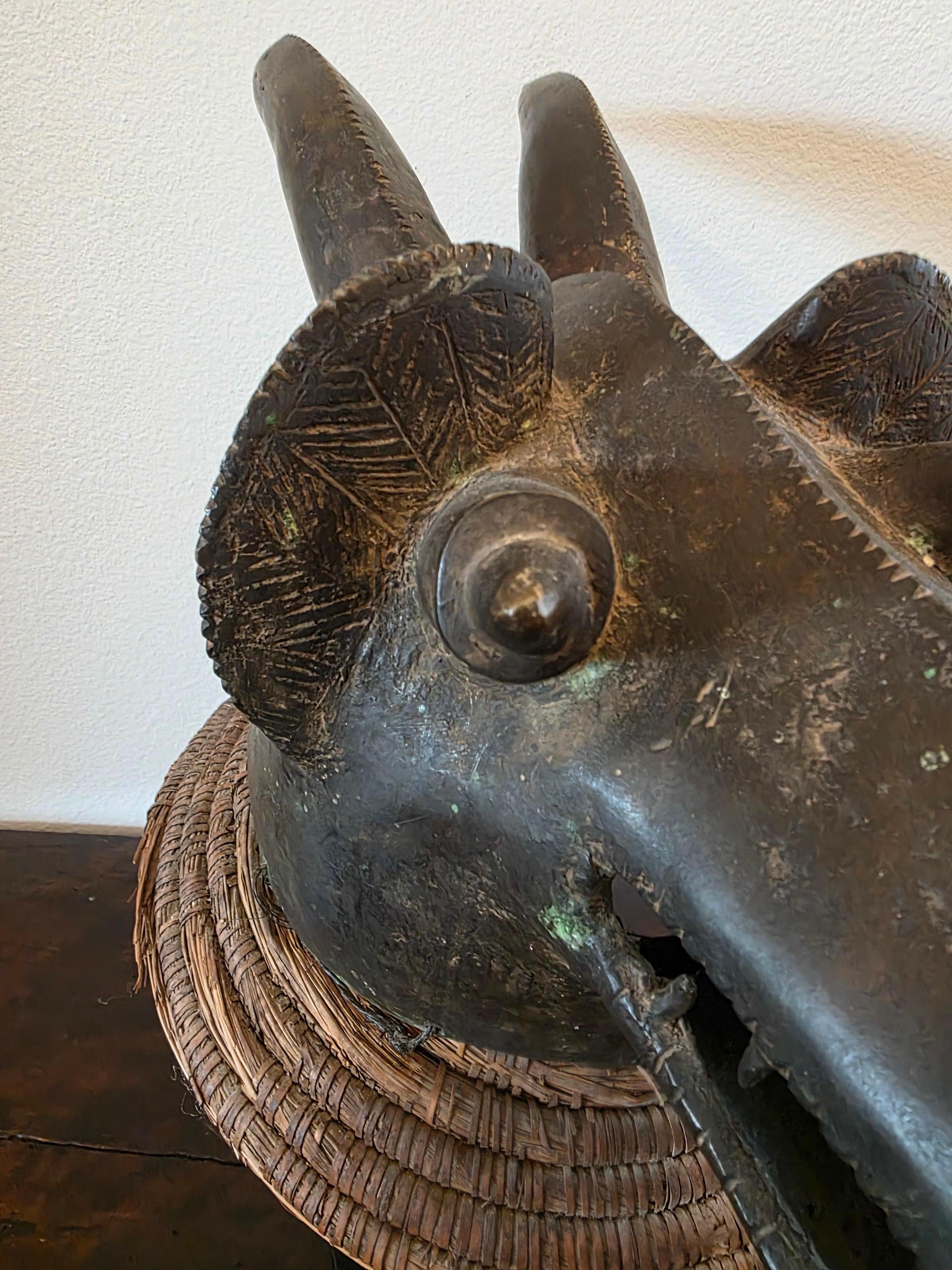 Máscara Africana Mambila de Bronce con Cabeza de Perro Suaga - Escultura Tribal Art en venta 6