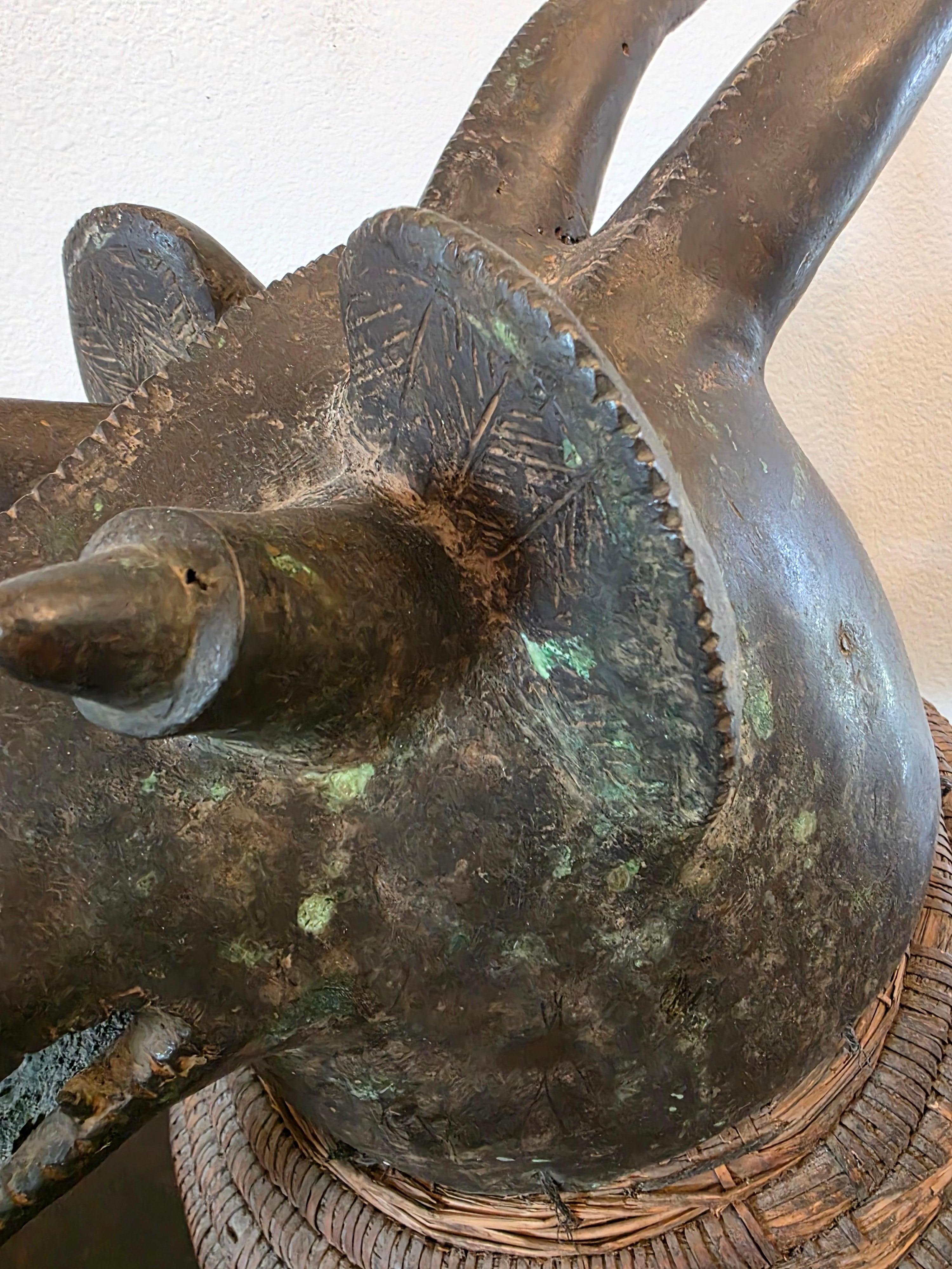 Máscara Africana Mambila de Bronce con Cabeza de Perro Suaga - Escultura Tribal Art en venta 8