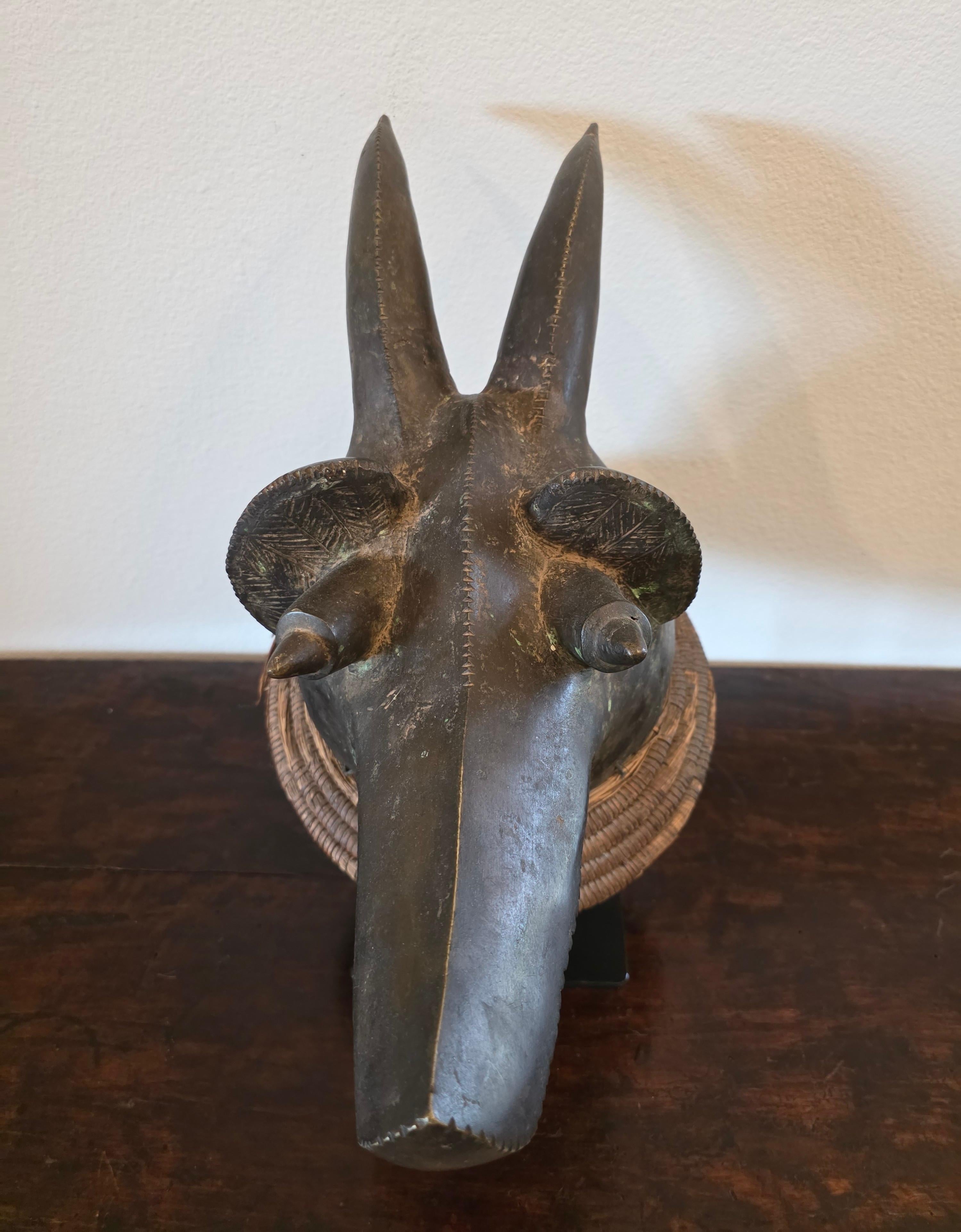 Máscara Africana Mambila de Bronce con Cabeza de Perro Suaga - Escultura Tribal Art en venta 9