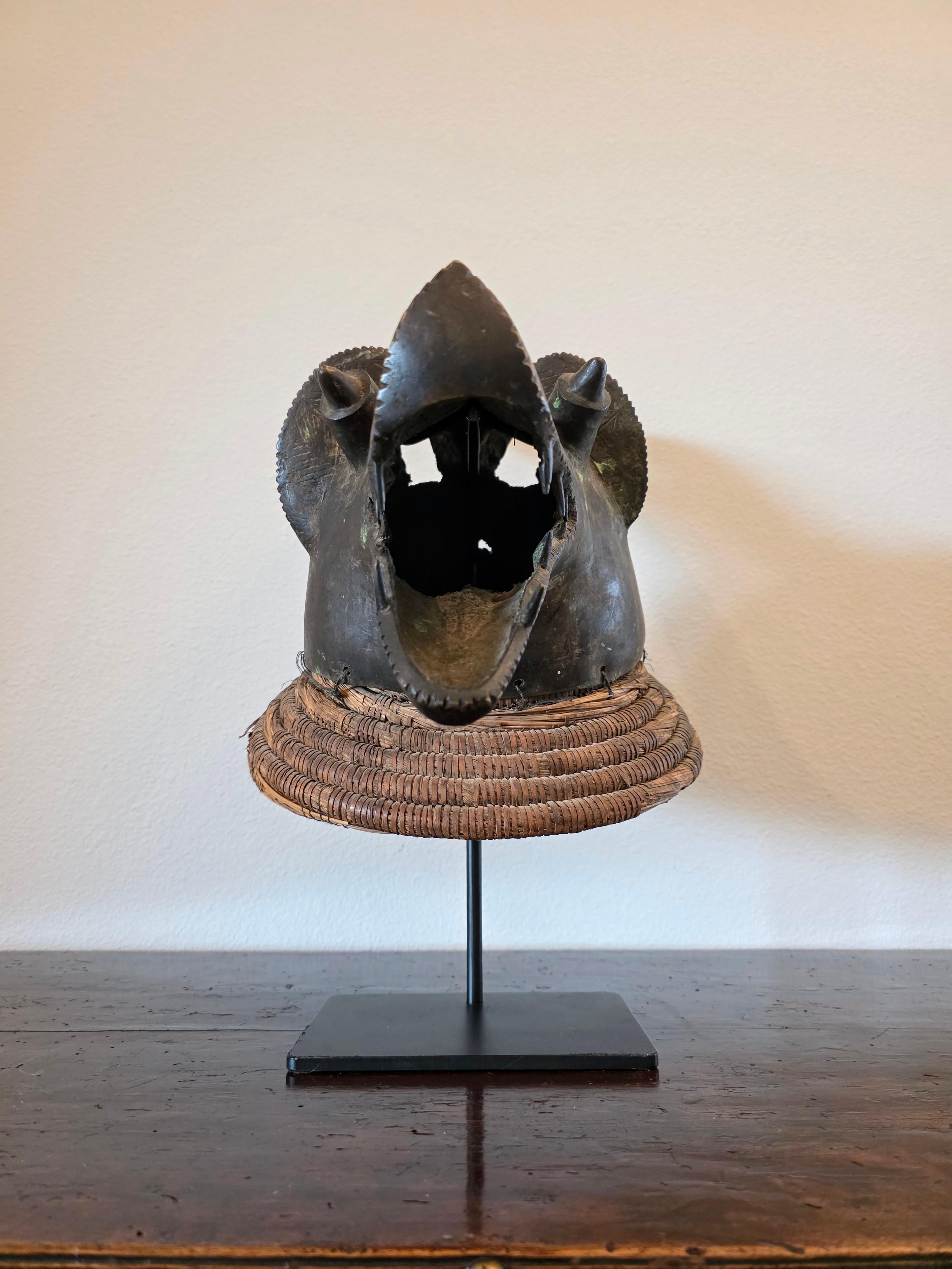 Máscara Africana Mambila de Bronce con Cabeza de Perro Suaga - Escultura Tribal Art en venta 10