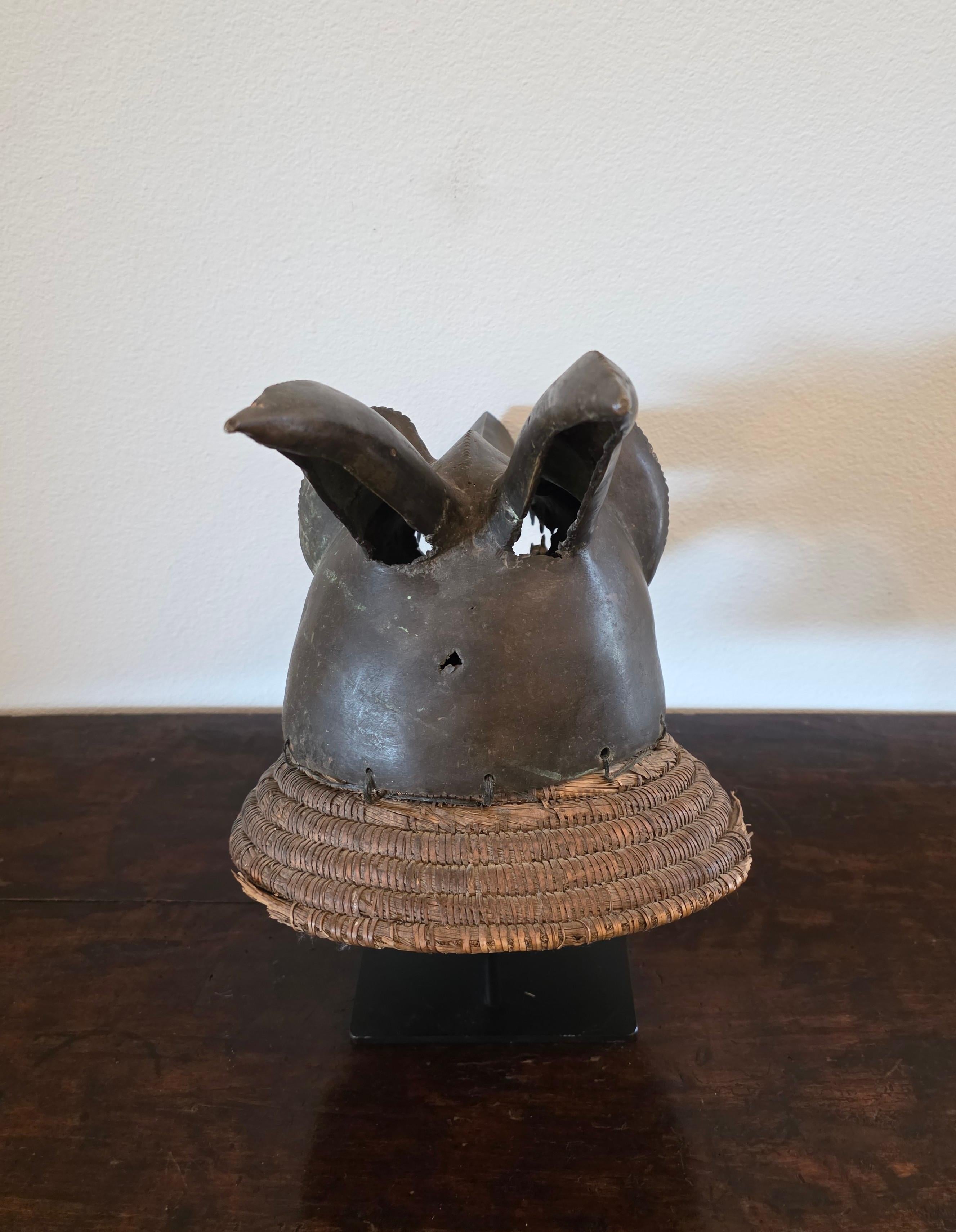 Máscara Africana Mambila de Bronce con Cabeza de Perro Suaga - Escultura Tribal Art en venta 12