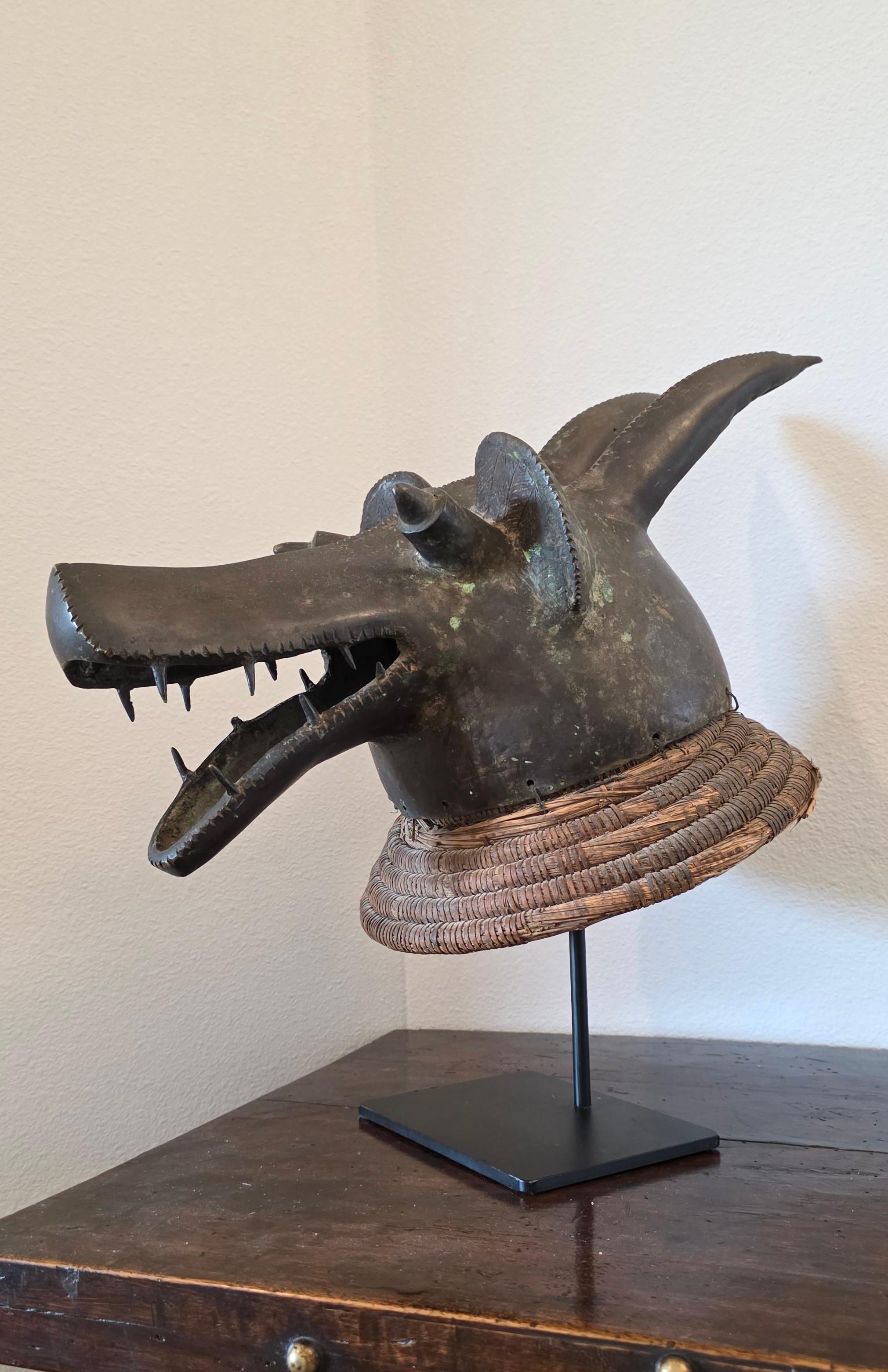 Máscara Africana Mambila de Bronce con Cabeza de Perro Suaga - Escultura Tribal Art en venta 13