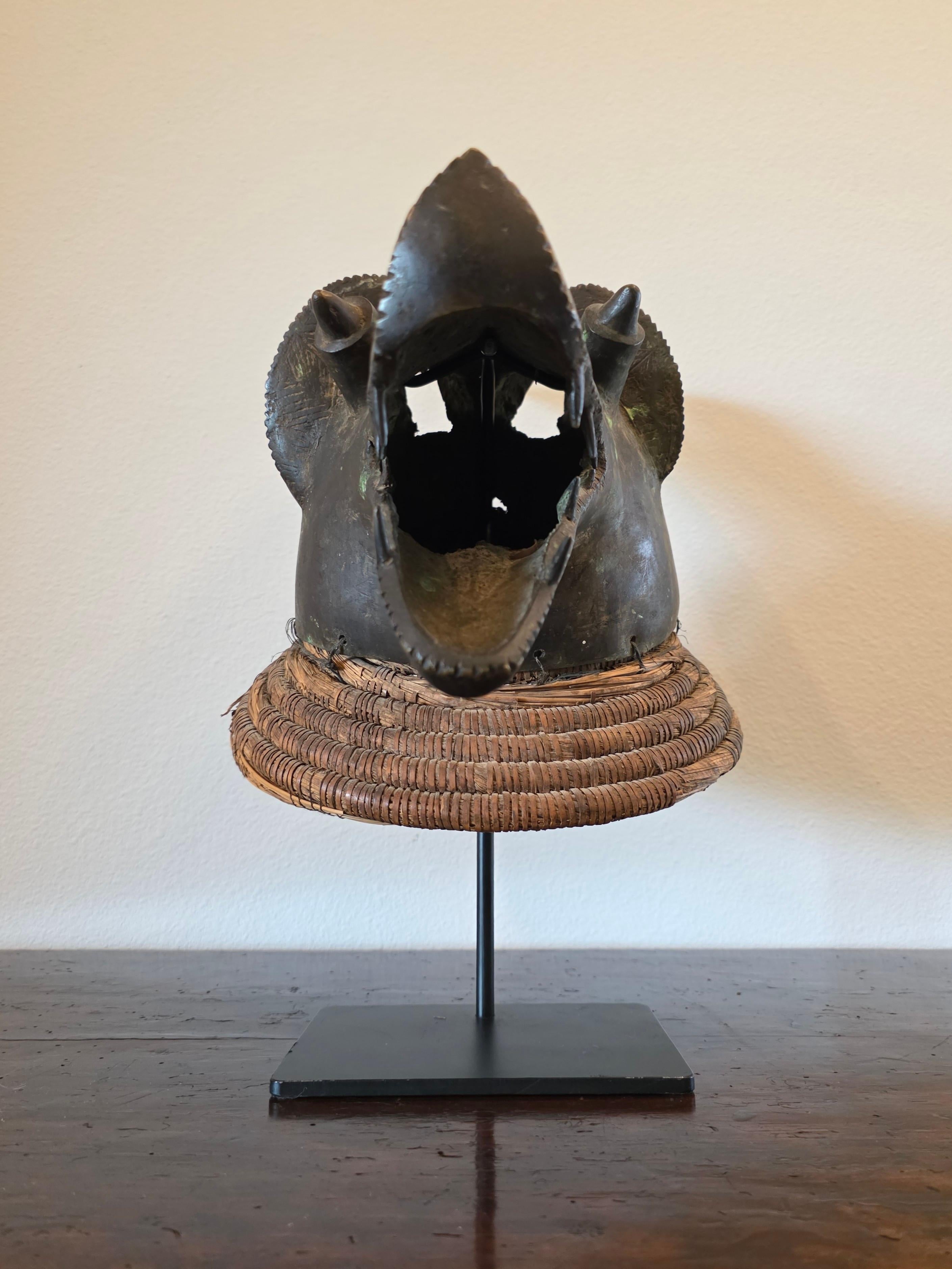 Máscara Africana Mambila de Bronce con Cabeza de Perro Suaga - Escultura Tribal Art en venta 15