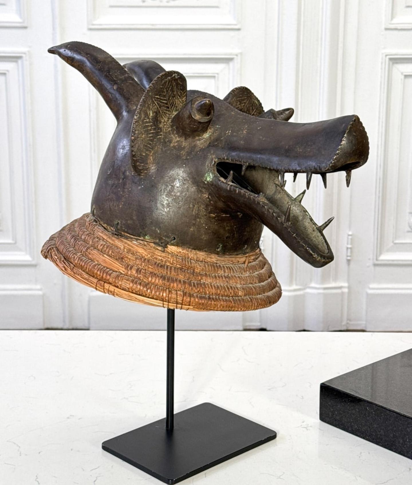 Máscara Africana Mambila de Bronce con Cabeza de Perro Suaga - Escultura Tribal Art Nigeriano en venta