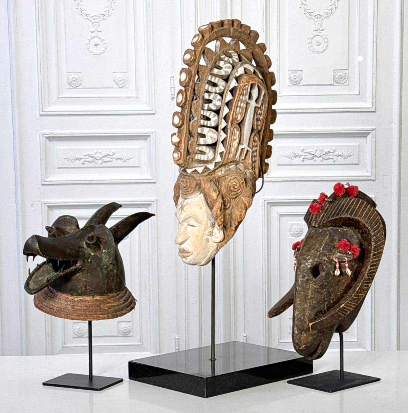 Máscara Africana Mambila de Bronce con Cabeza de Perro Suaga - Escultura Tribal Art en Bueno estado para la venta en Forney, TX