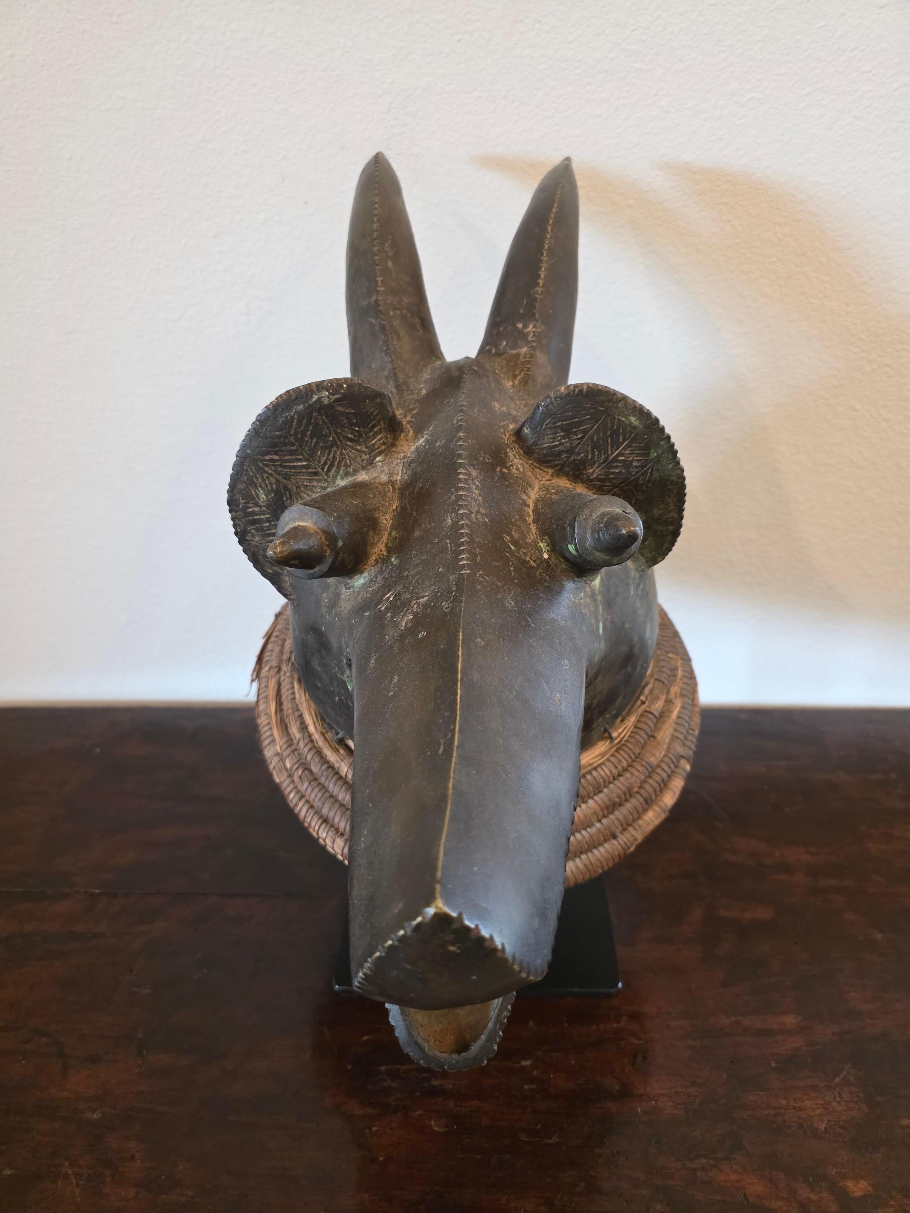 Máscara Africana Mambila de Bronce con Cabeza de Perro Suaga - Escultura Tribal Art siglo XX en venta