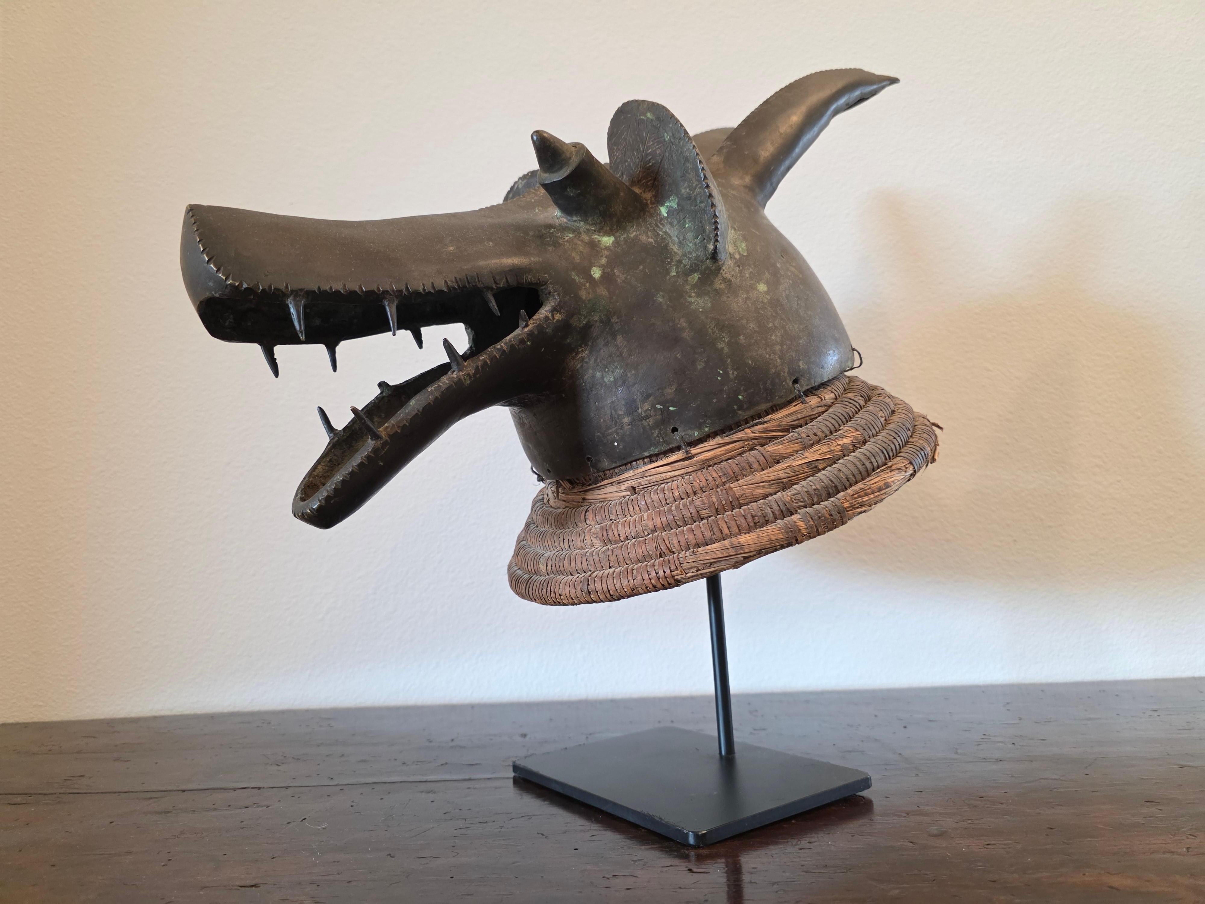 Máscara Africana Mambila de Bronce con Cabeza de Perro Suaga - Escultura Tribal Art en venta 1
